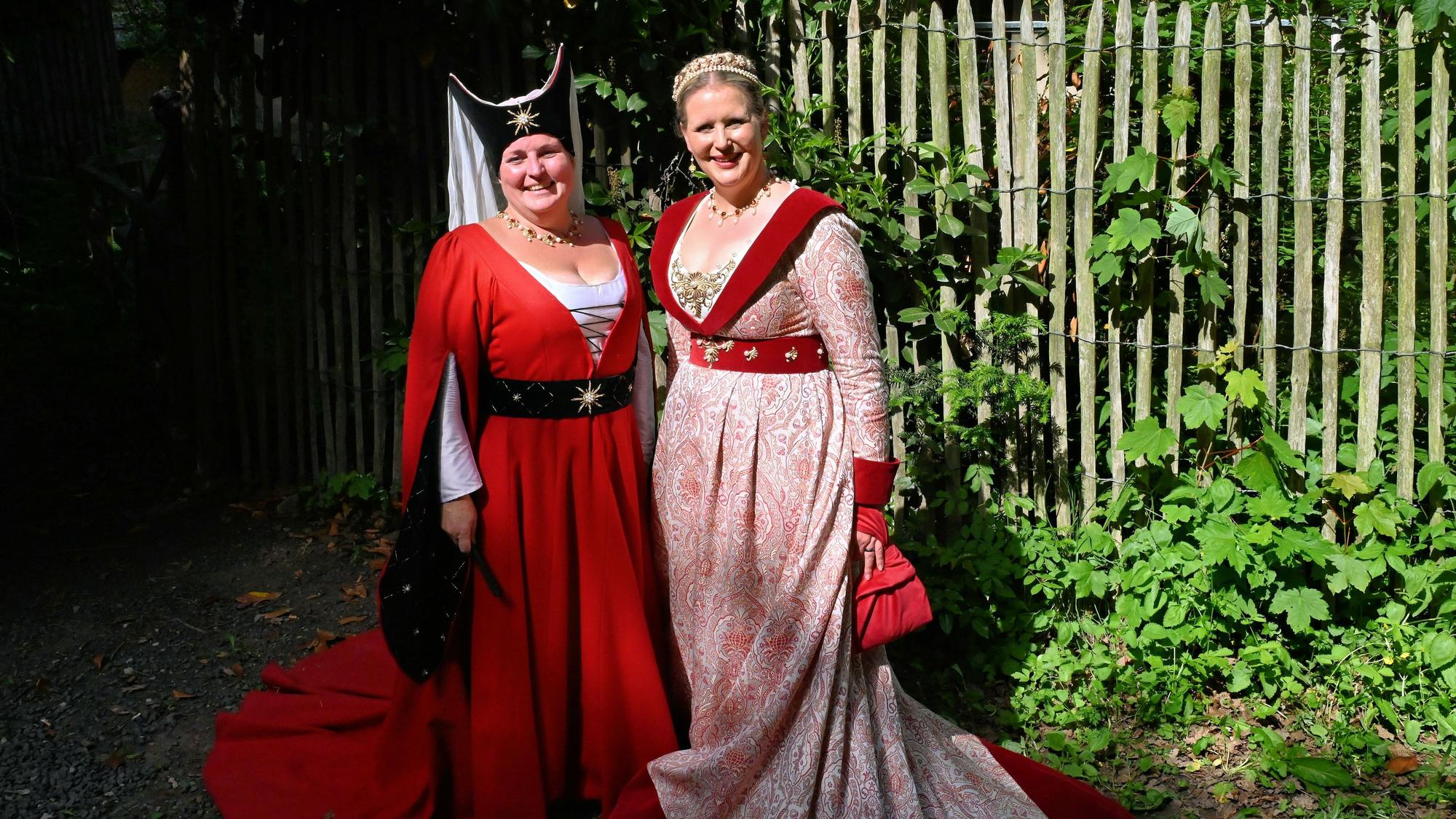 Sandra Wasserheß und Tamara Schwidder stehen in mittelalterlichen Kleidern nebeneinander.