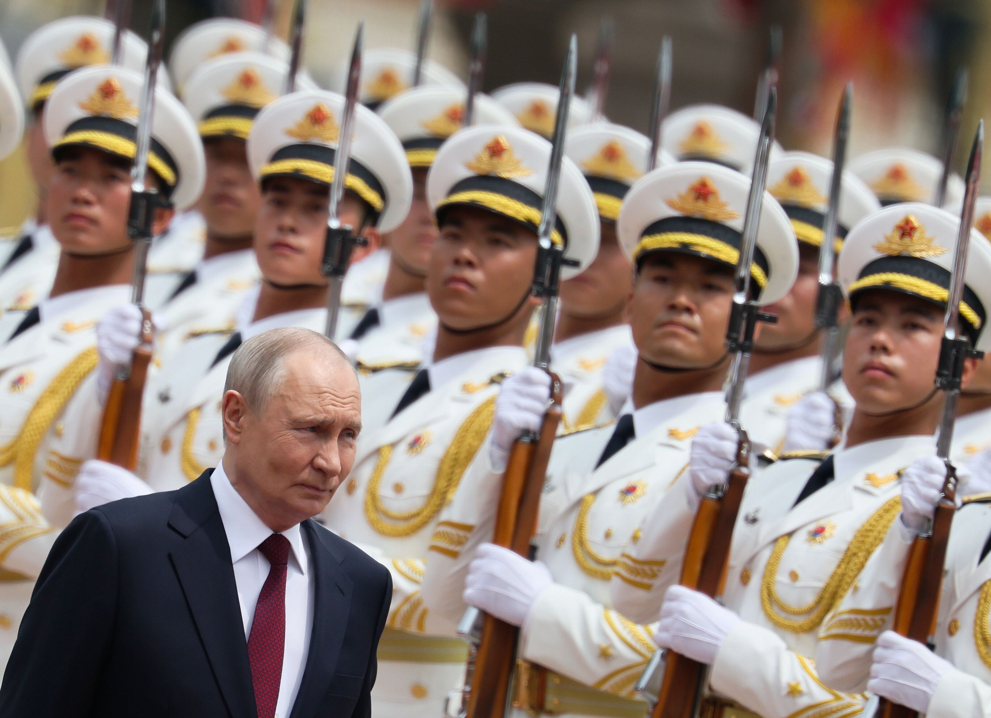 Der russische Präsident Wladimir Putin inspiziert eine Ehrengarde während seiner jüngsten China-Reise. (Archivbild)