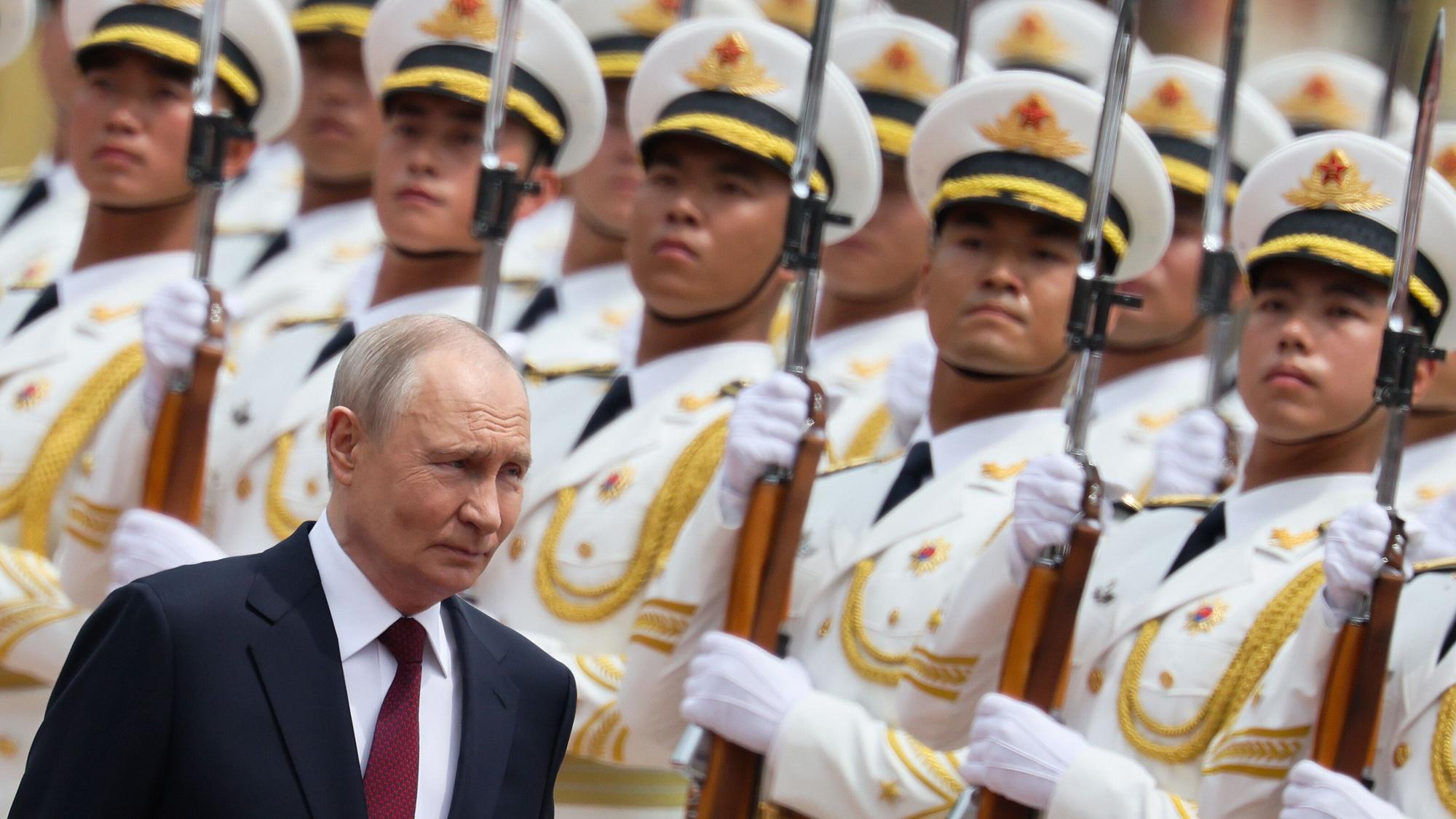 Der russische Präsident Wladimir Putin inspiziert eine Ehrengarde während seiner jüngsten China-Reise. (Archivbild)