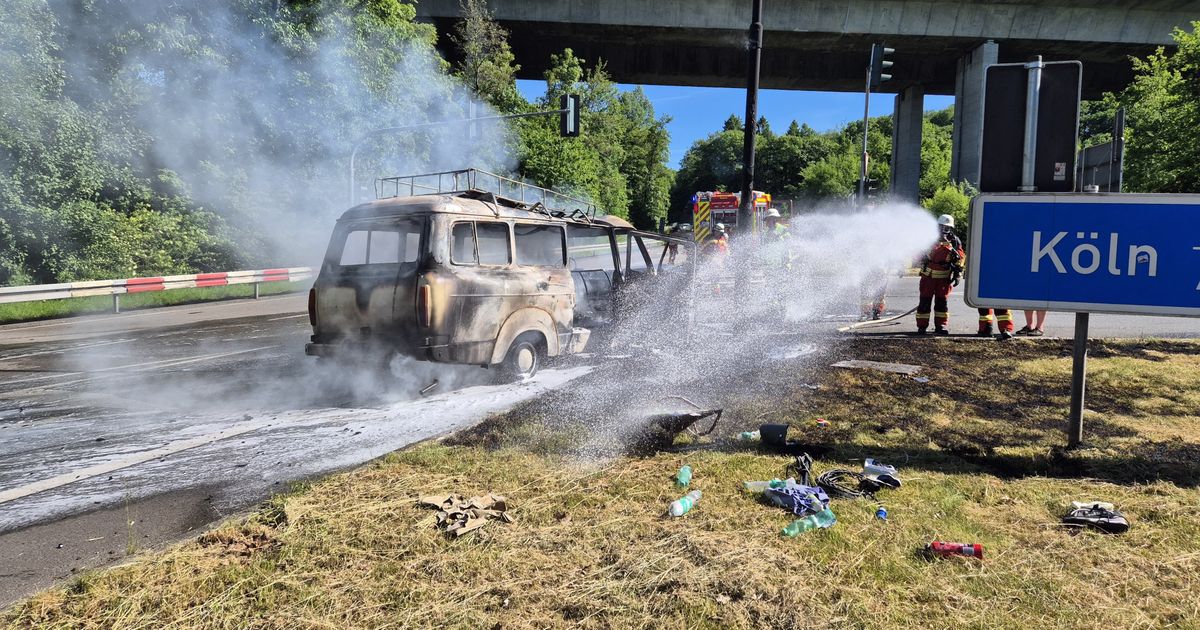 Einsatz: Ford-Oldtimer brannte unter der Autobahn völlig aus – ...