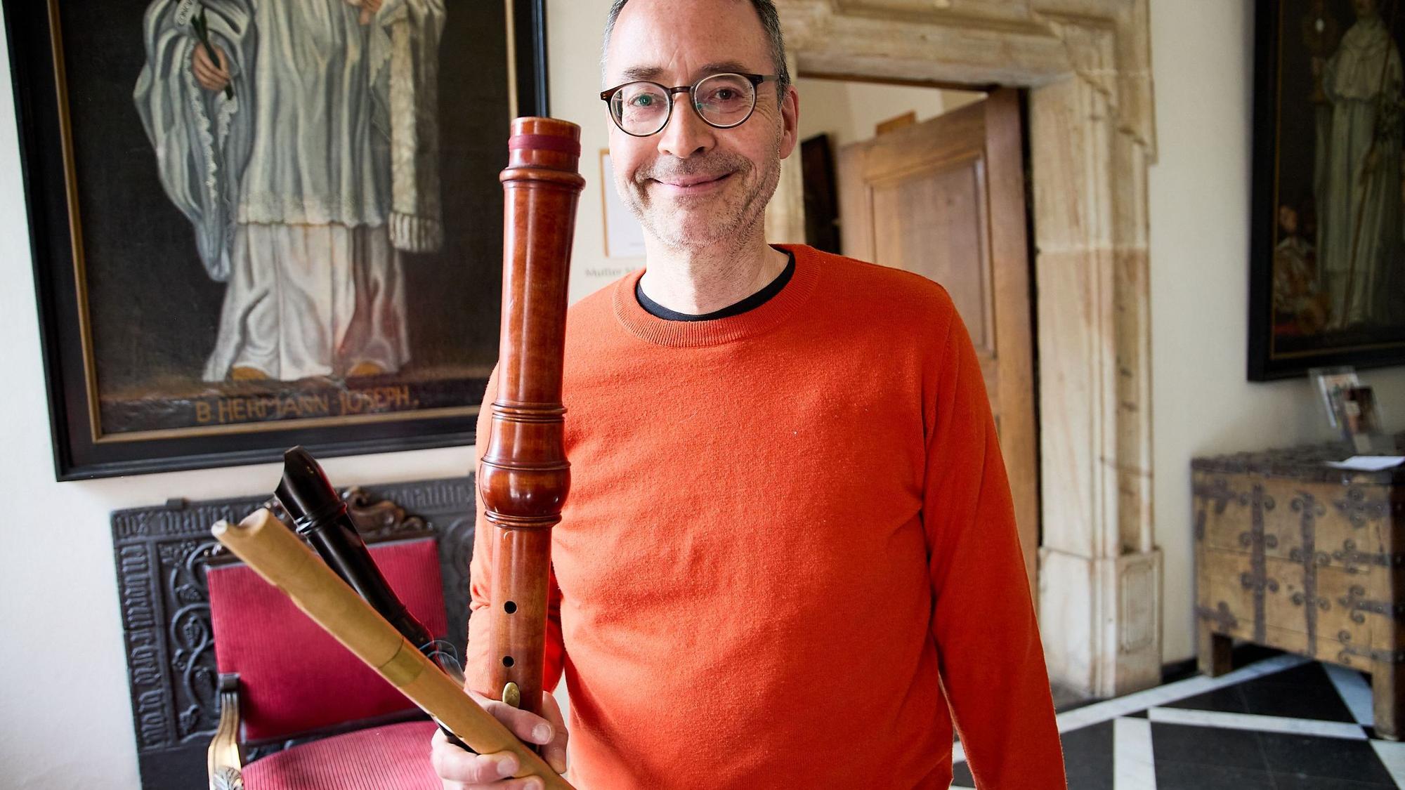 Der künstlerische Leiter des Transient-Festivals, Jeremias Schwarzer mit seinen Flöten.