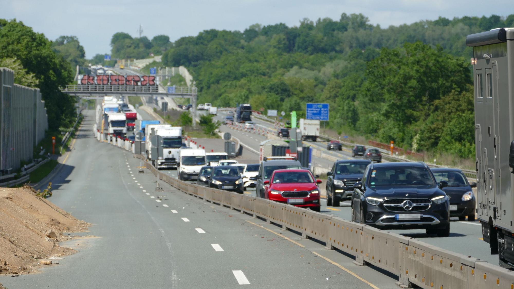 Nur zwei Spuren sind auf der A3 offen, hier der Verkehr in Richtung Frankfurt.
