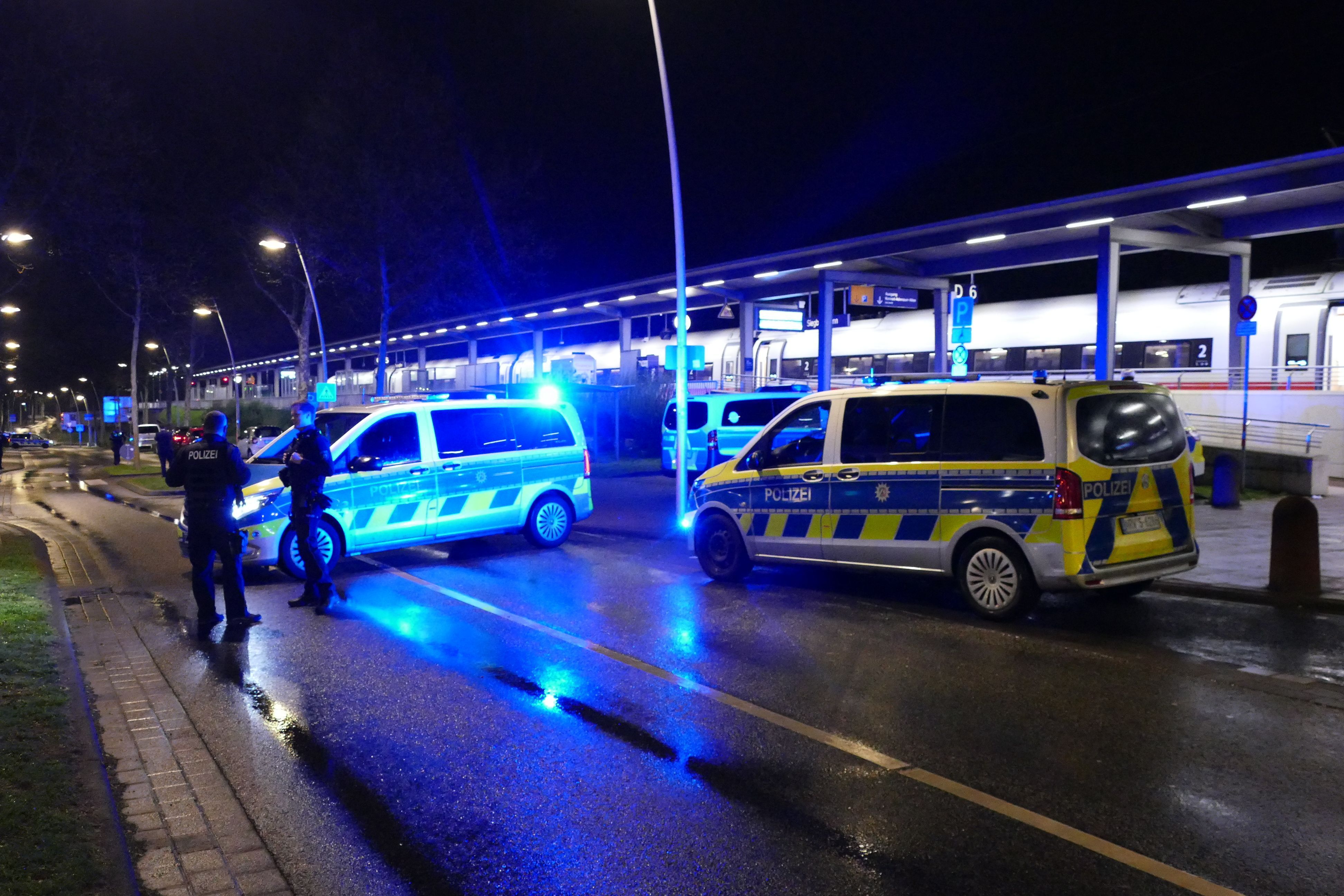 Polizeieinsatz am Bahnhof Siegburg Anfang April. Ein Mann hatte laut Bundespolizei in einem ICE in Nordrhein-Westfalen mit einem Anschlag gedroht und mehrere Menschen leicht verletzt. (Archivbild)