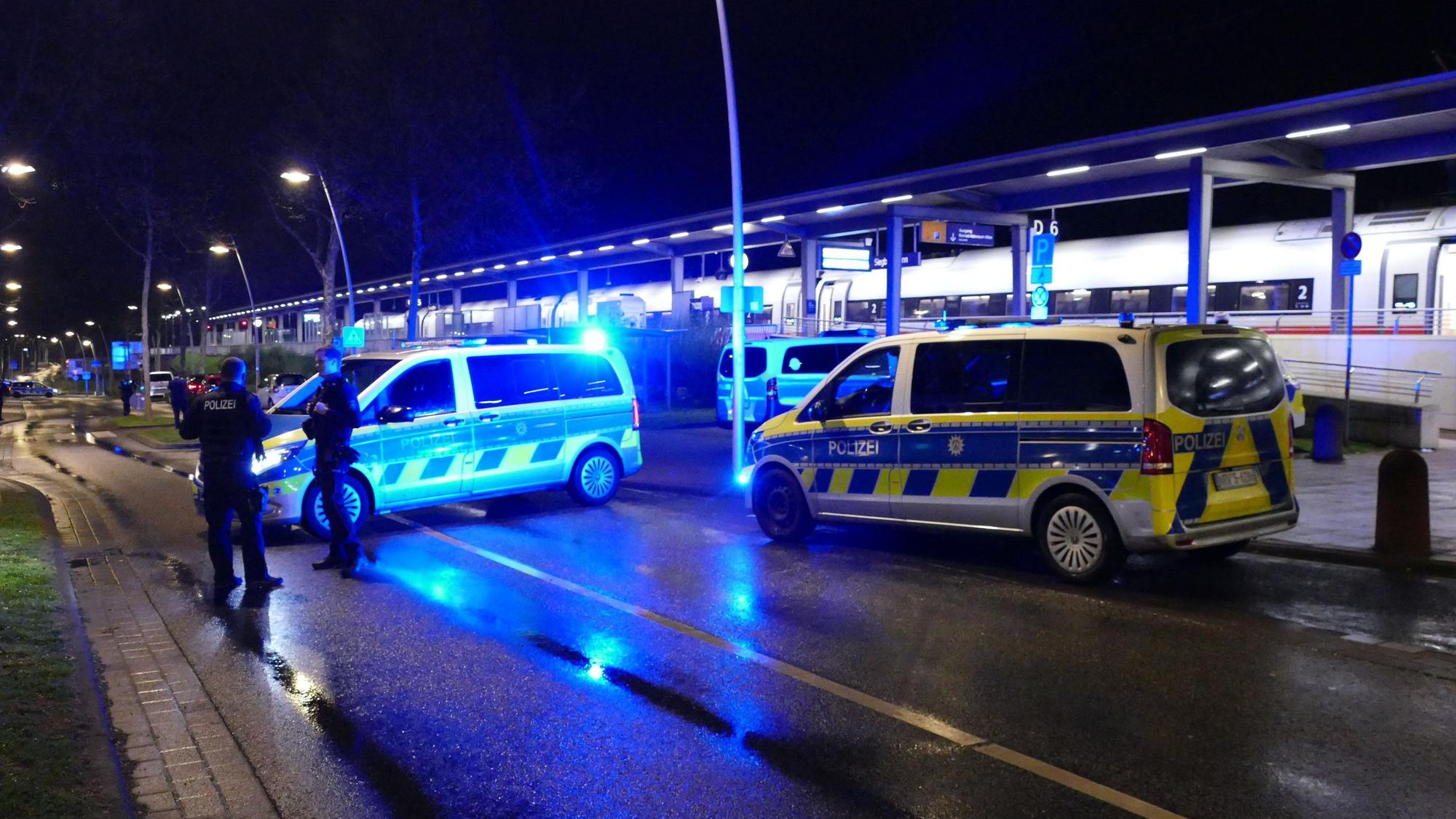 Polizeieinsatz am Bahnhof Siegburg Anfang April. Ein Mann hatte laut Bundespolizei in einem ICE in Nordrhein-Westfalen mit einem Anschlag gedroht und mehrere Menschen leicht verletzt. (Archivbild)