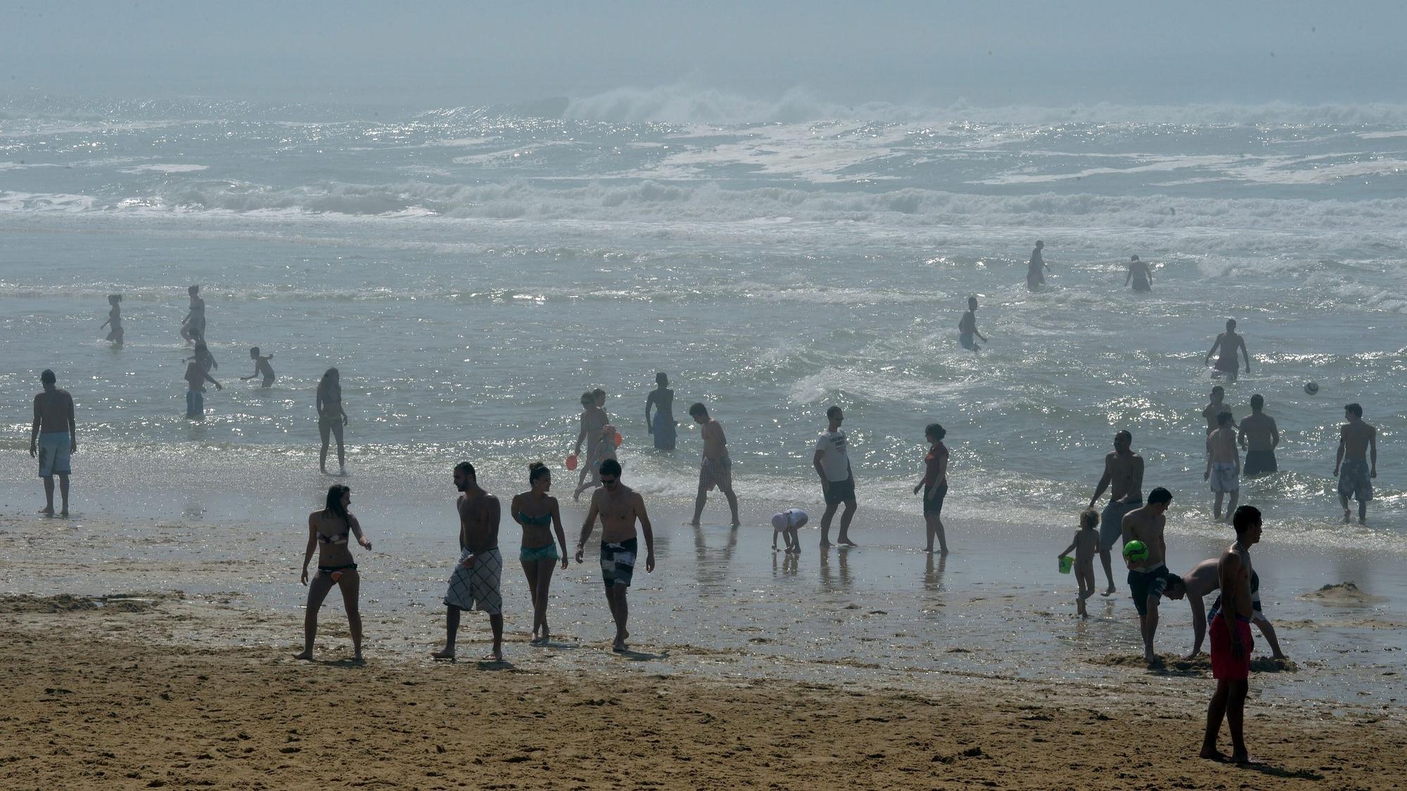 Menschen am Strand von Lacanau nahe Bordeaux. (Archivbild)