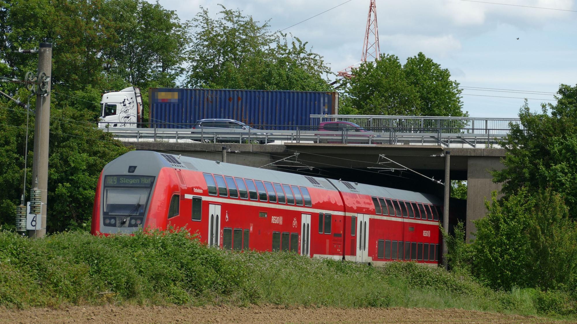 Diese Brücke in Sankt Augustin über die Bahnstrecke soll erneuert werden.