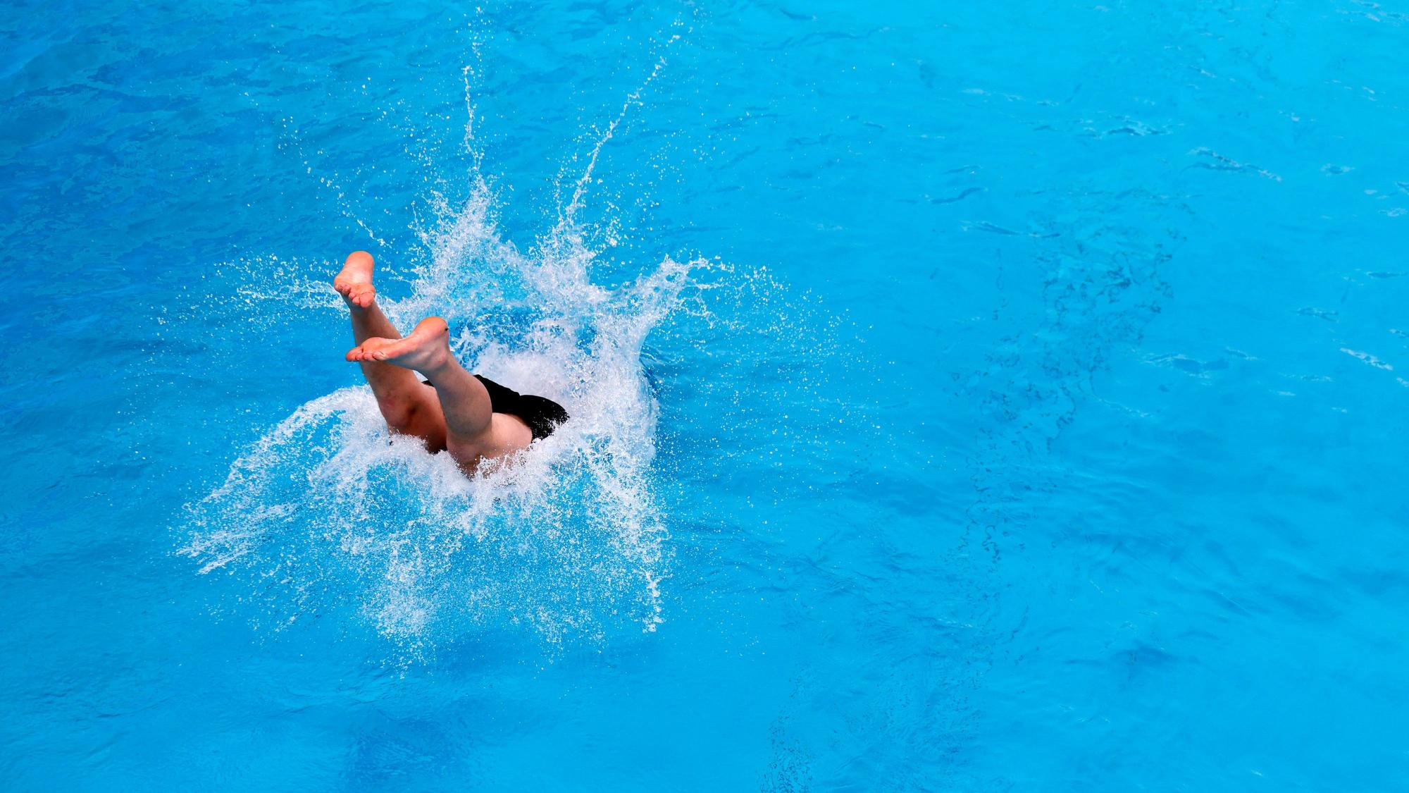 Im Kölner Stadionbad genießen Badegäste bei sommerlichen Temperaturen die Freibad-Saison. Das Rheinland ächzt unter schwülem Wetter: Der Deutsche Wetterdienst warnt bereits vor Hitzegewittern. Köln, 25.06.2025 NRW Deutschland *** In Colognes Stadionbad, swimmers enjoy the outdoor pool season in summer temperatures The Rhineland is groaning under humid weather The German Weather Service is already warning of heat storms Cologne, 25 06 2025 NRW Germany Copyright: xChristophxHardtx