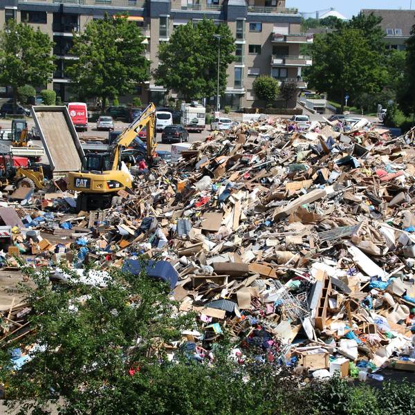Der Euskirchener Charleviller Platz im Juli 2021: Müllberge türmen sich auf.