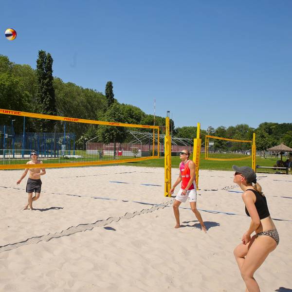 Ben (39), Paolo (25), Pascal (32) und Denise (34) beim Beach Volleyball auf den Plätzen an der Kölner Uniwiese.