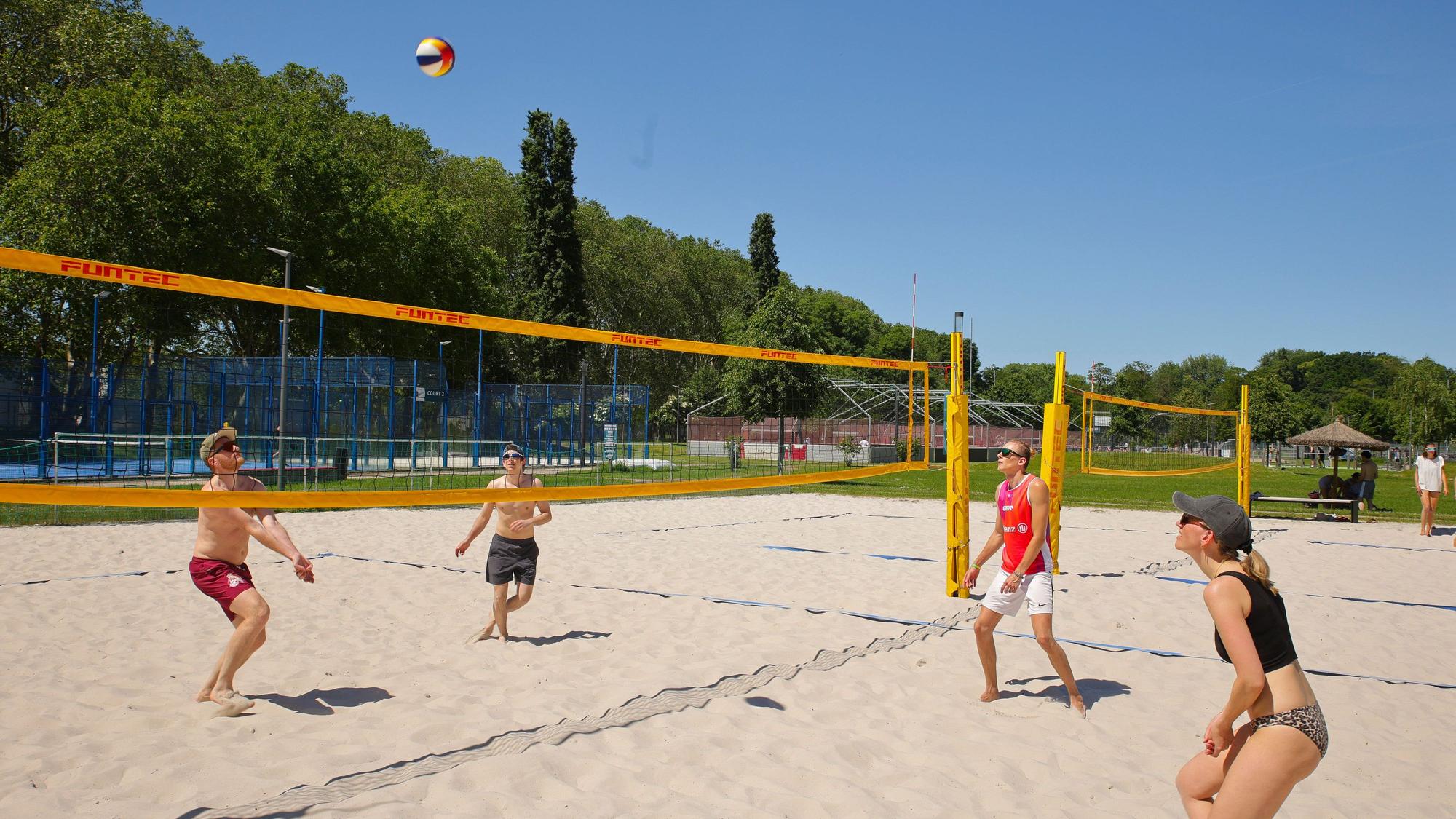 Ben (39), Paolo (25), Pascal (32) und Denise (34) beim Beach Volleyball auf den Plätzen an der Kölner Uniwiese.
