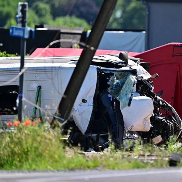 Bei einem Zusammenstoß zwischen einem Zug und einem Kleinbus sind in Belgien mehrere Menschen getötet worden.
