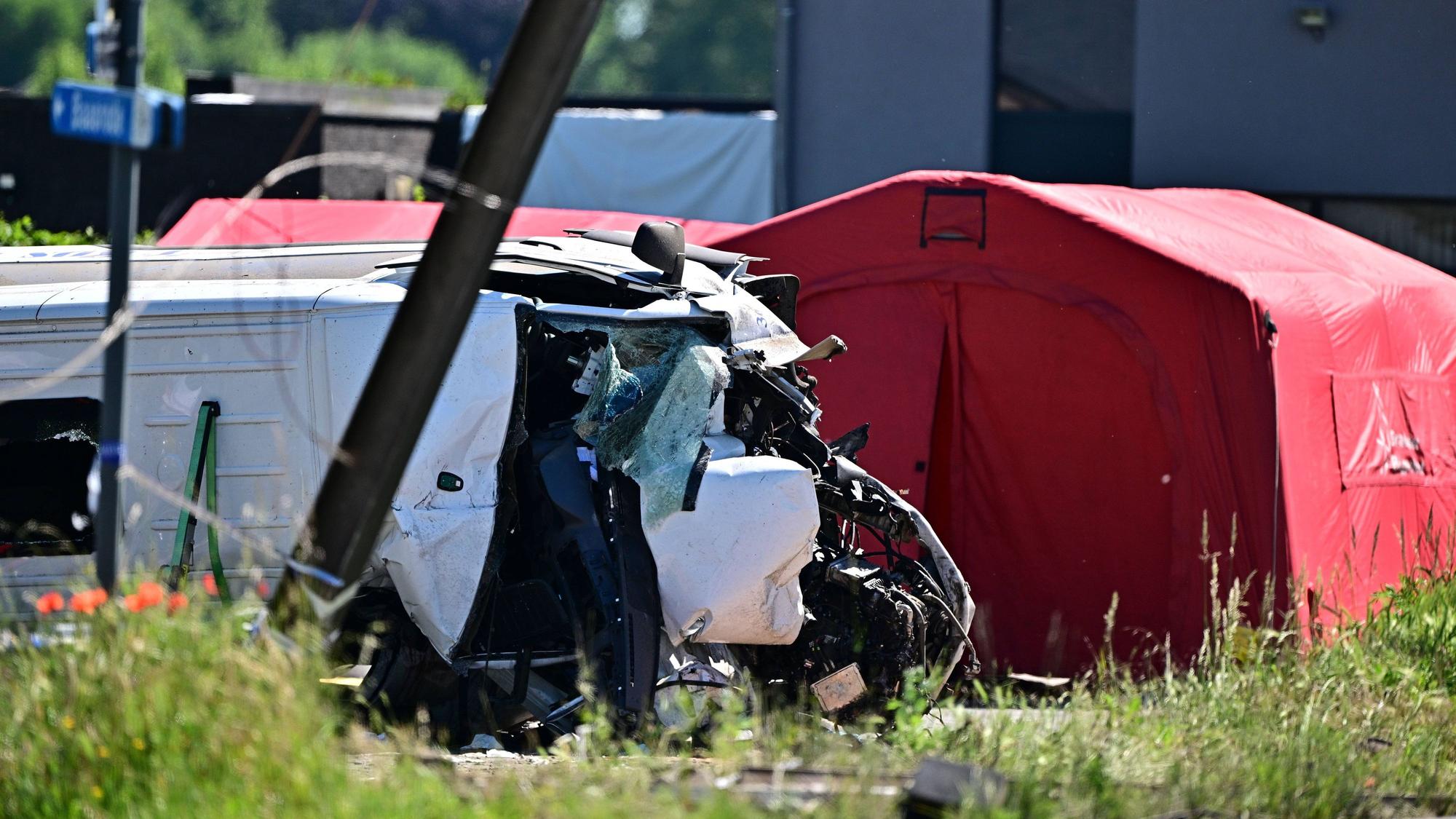 Bei einem Zusammenstoß zwischen einem Zug und einem Kleinbus sind in Belgien mehrere Menschen getötet worden.