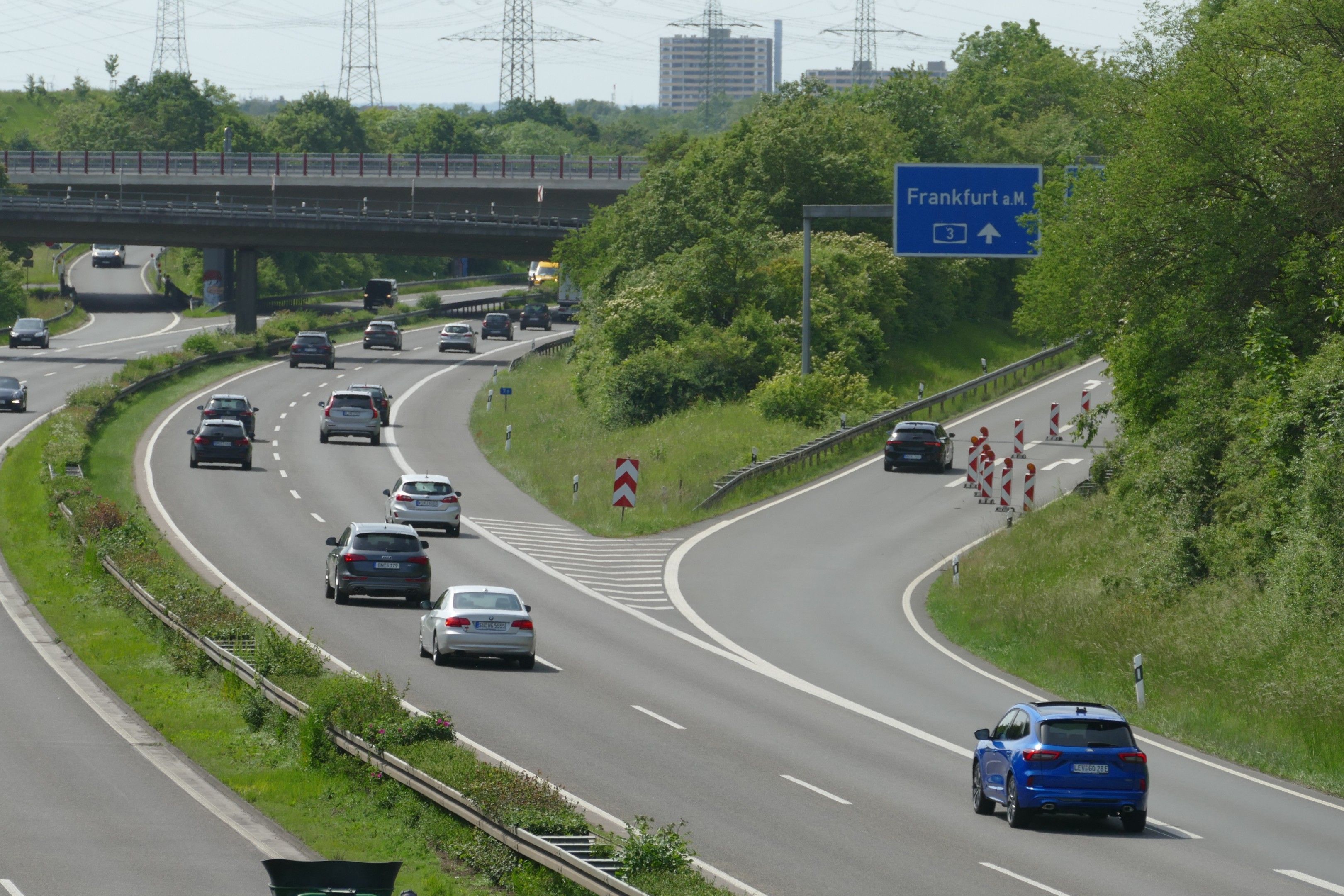 Nur zwei Spuren sind auf der A3 offen, hier der Verkehr in Richtung Frankfurt.