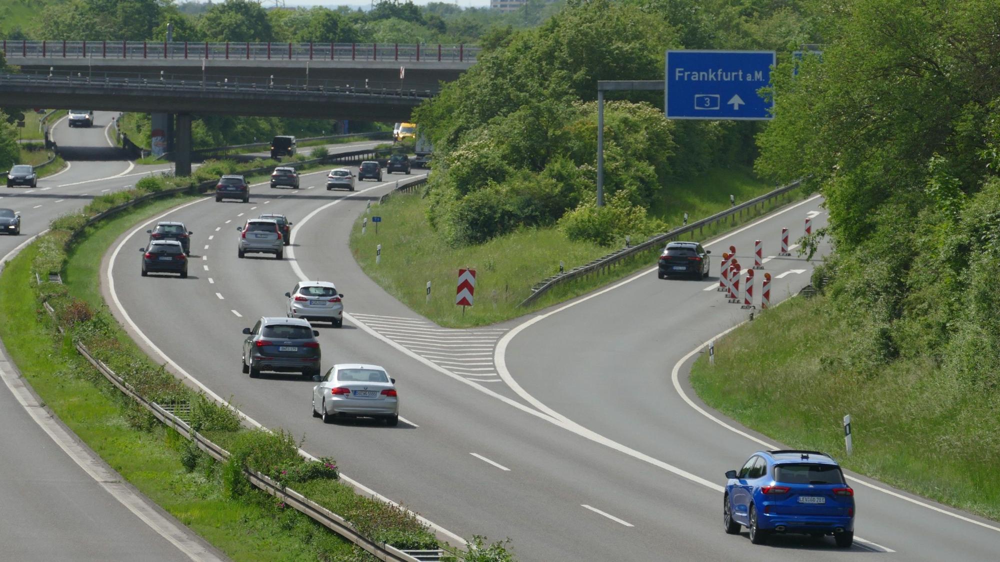 Nur zwei Spuren sind auf der A3 offen, hier der Verkehr in Richtung Frankfurt.