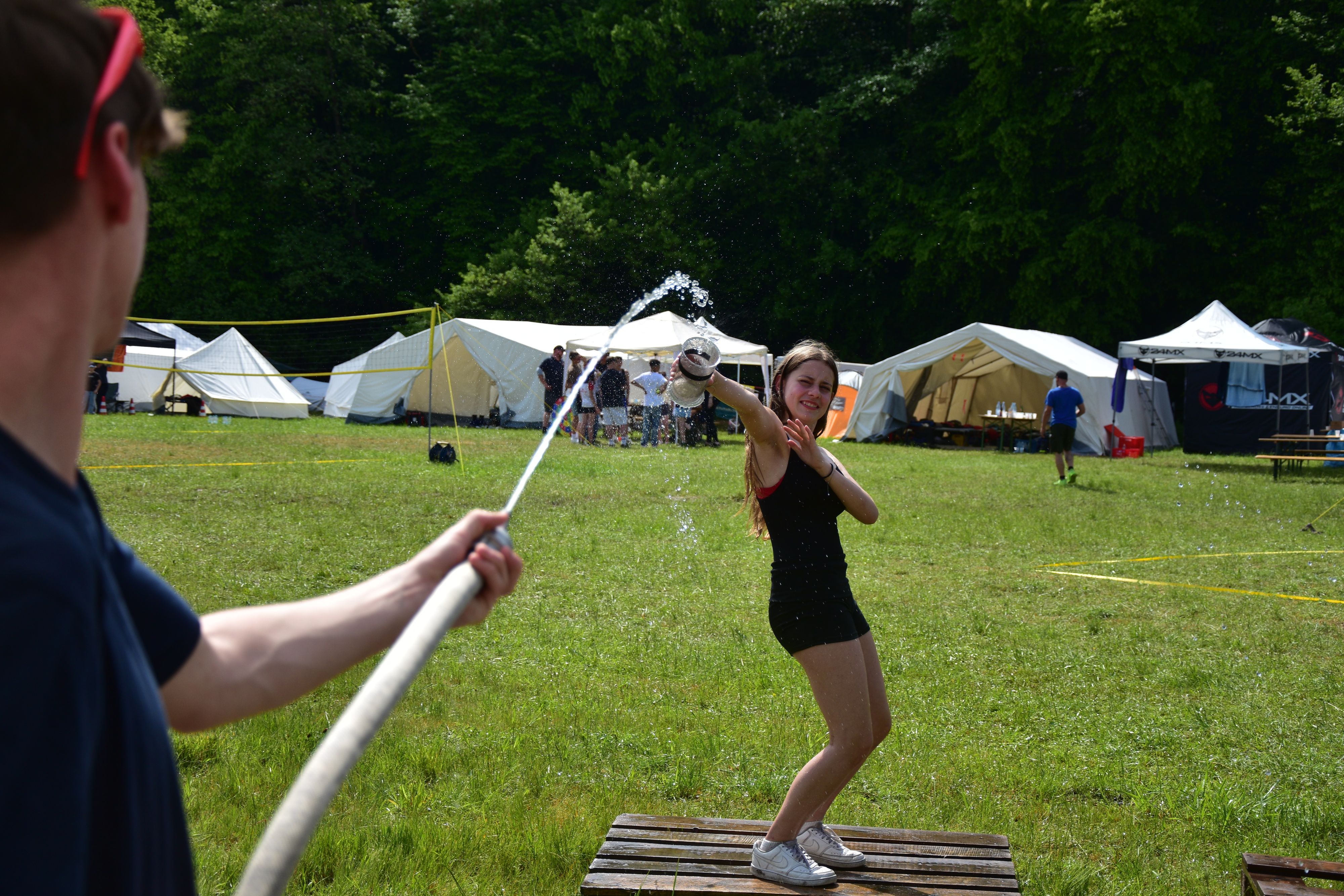 Mit einem Feuerwehrschlauch mussten aus der Ferne Becher mit Wasser gefüllt werden.