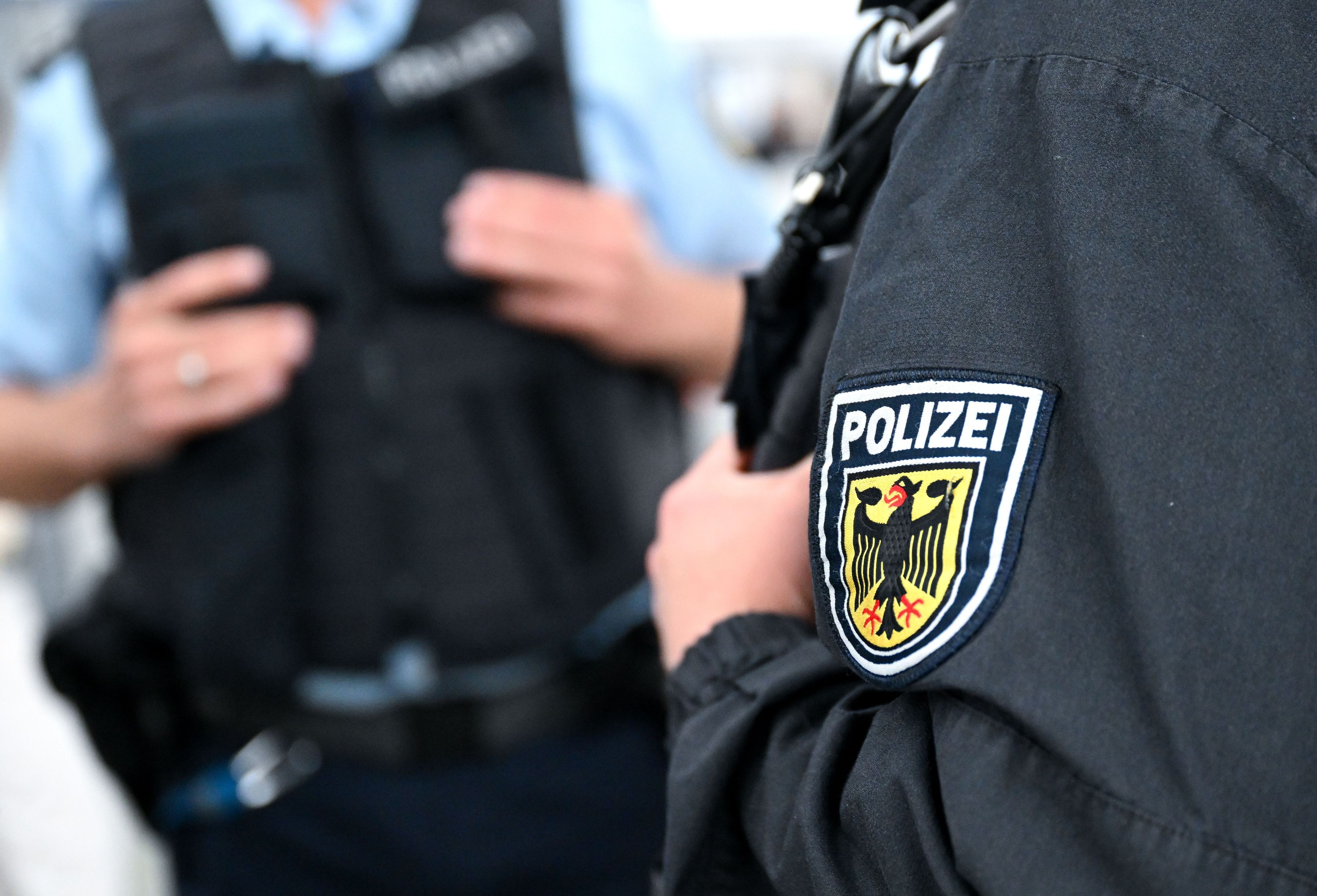 Bundespolizisten stehen am Hauptbahnhof an einem Bahnsteig.