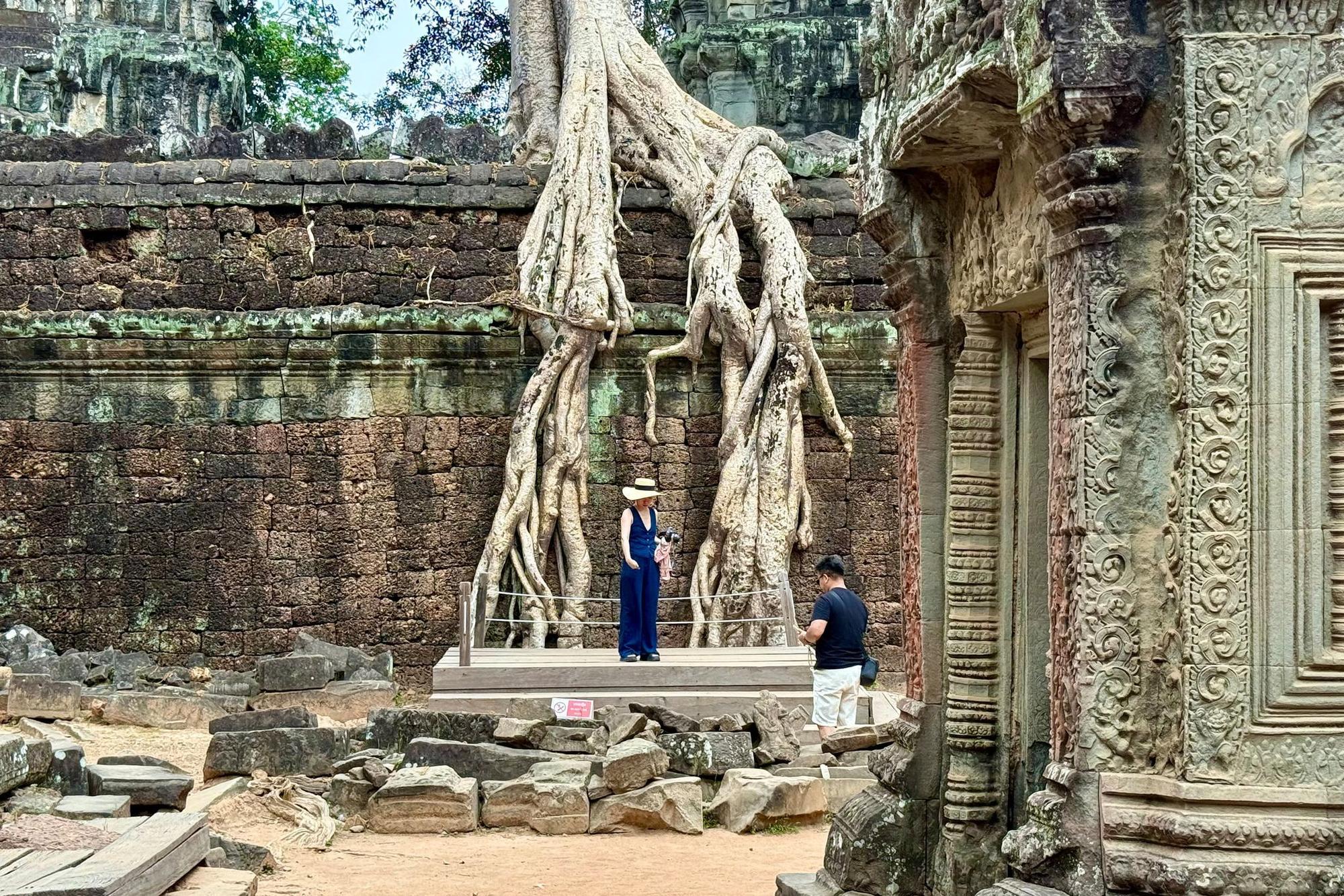Touristen fotografieren sich am Tempel Ta Prohm, Kambodscha