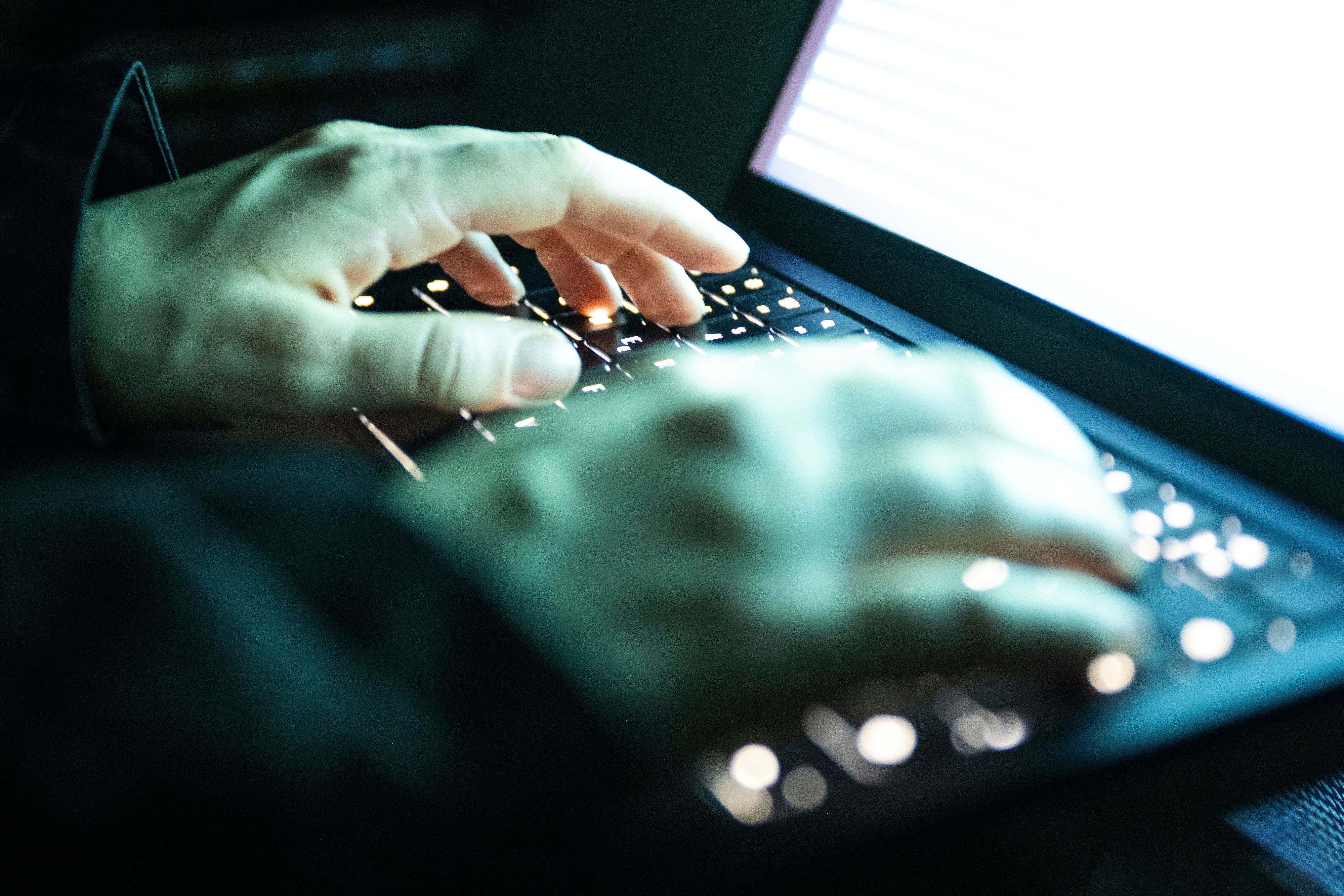 Die in Köln ansässige und für ganz Nordrhein-Westfalen zuständige Zentralstelle für Cyber-Kriminalität hatte zuletzt die Ermittlungen gegen den nun angeklagten Geistlichen aus dem Süden des Oberbergischen Kreises geführt. Das Symbolfoto zeigt Hände auf einer Laptop-Tastatur.