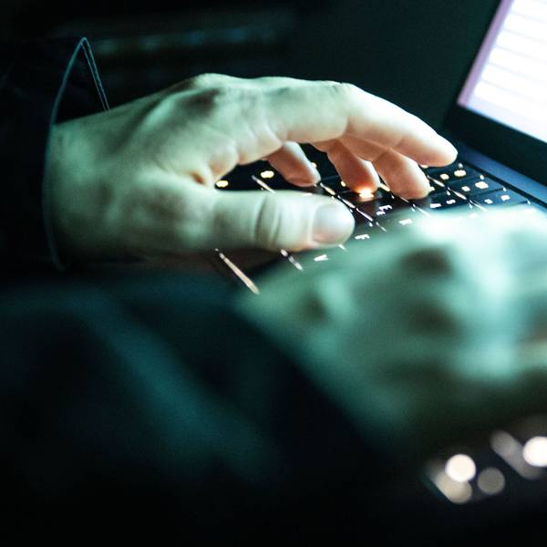Die in Köln ansässige und für ganz Nordrhein-Westfalen zuständige Zentralstelle für Cyber-Kriminalität hatte zuletzt die Ermittlungen gegen den nun angeklagten Geistlichen aus dem Süden des Oberbergischen Kreises geführt. Das Symbolfoto zeigt Hände auf einer Laptop-Tastatur.
