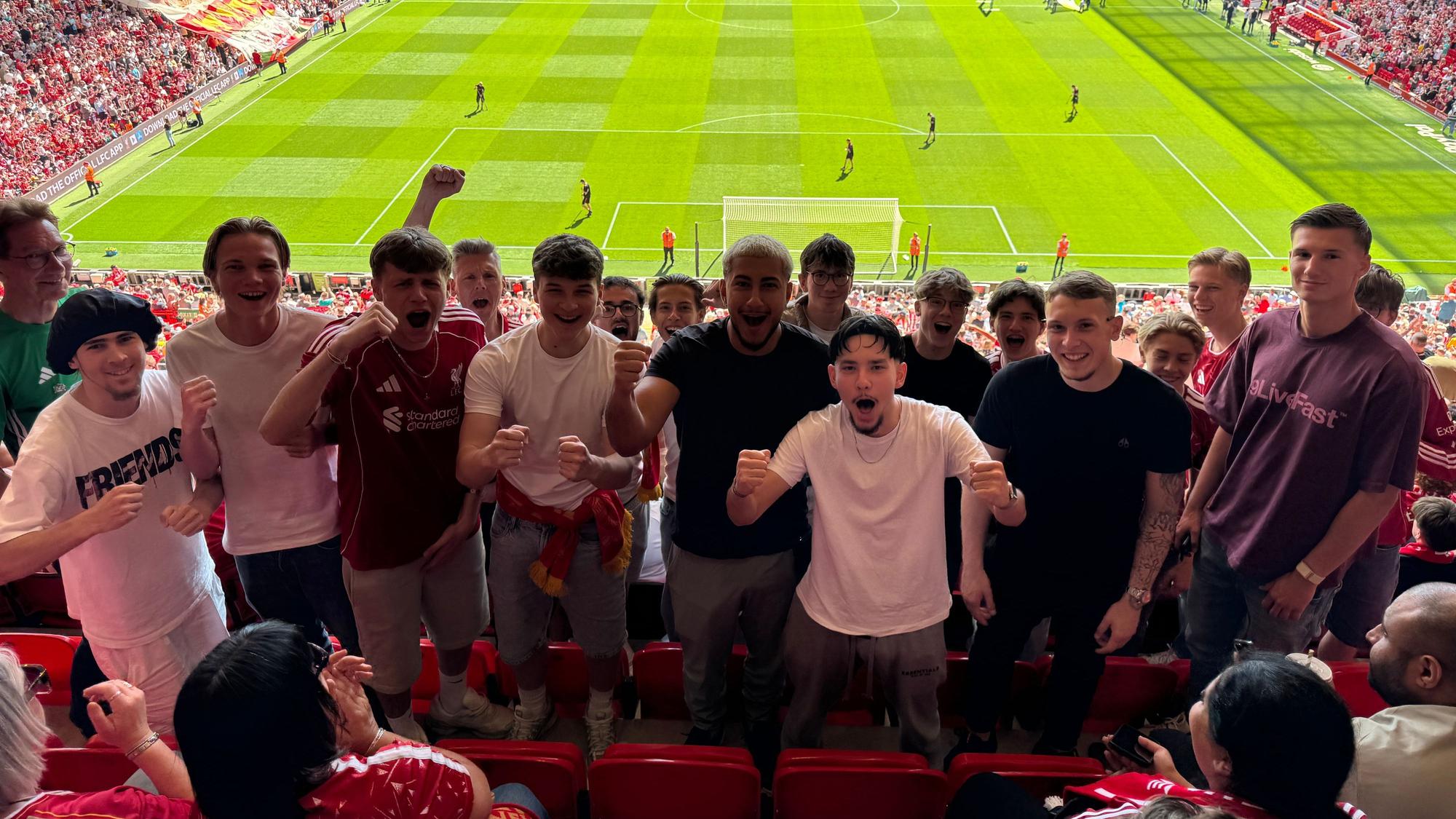 Die U19 von GW Brauweiler wurde von Fußball-Star Florian Wirtz nach Liverpool eingeladen, um das letzte Saisonspiel des Offensivspielers im Stadion an der Anfield Road zu verfolgen.