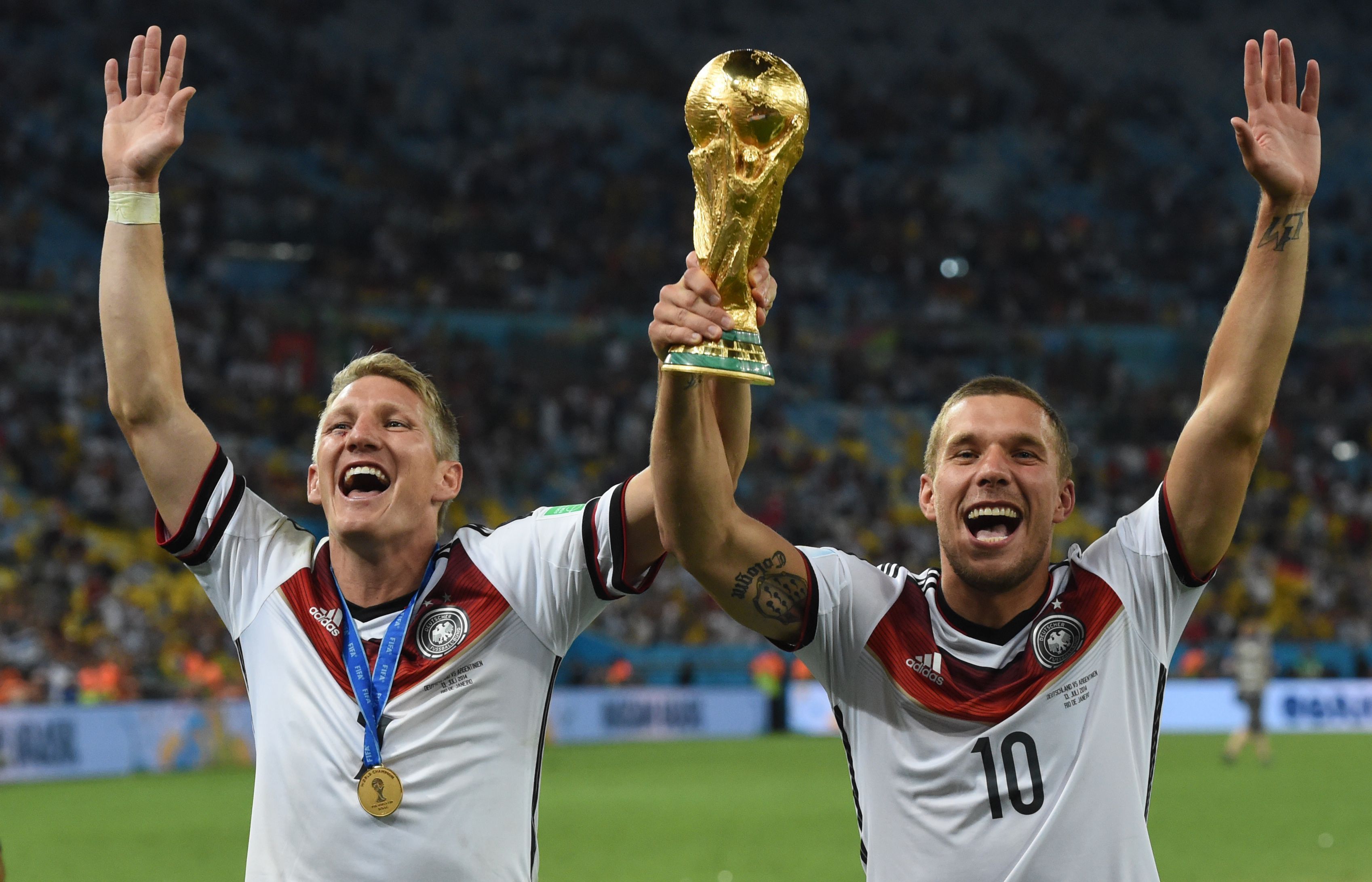 Bastian Schweinsteiger und Lukas Podolski jubeln nach dem WM-Sieg in Rio 2014.