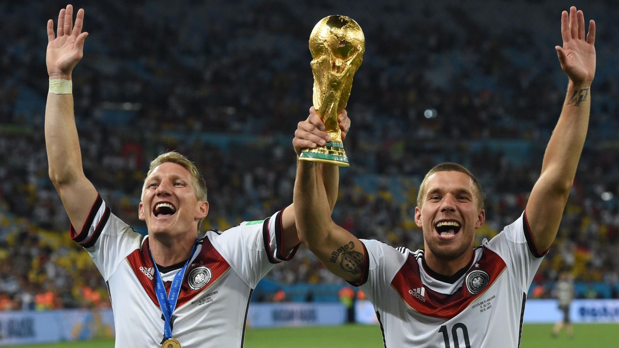 Bastian Schweinsteiger und Lukas Podolski jubeln nach dem WM-Sieg in Rio 2014.