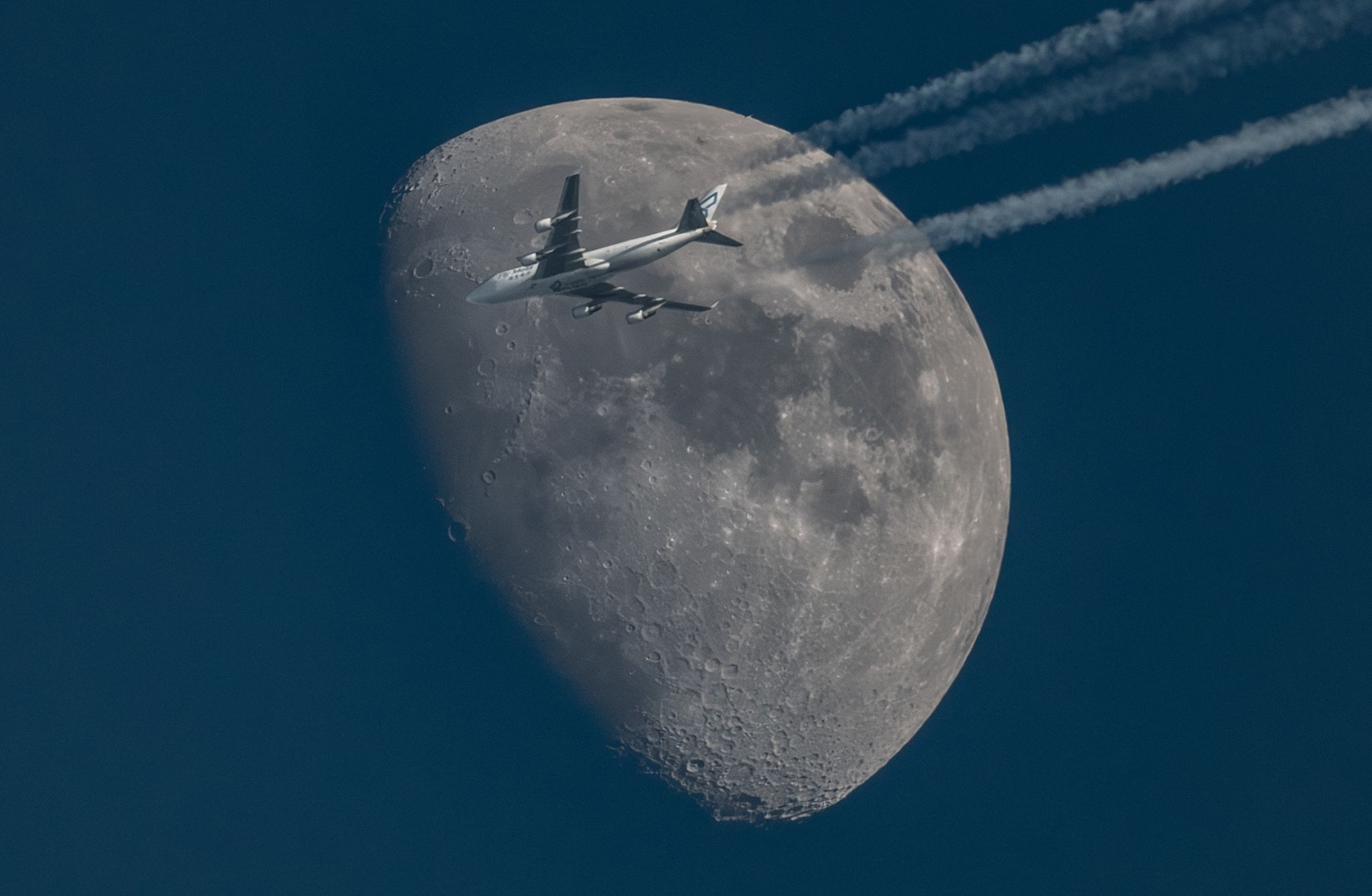 Mond mit Flugzeug
