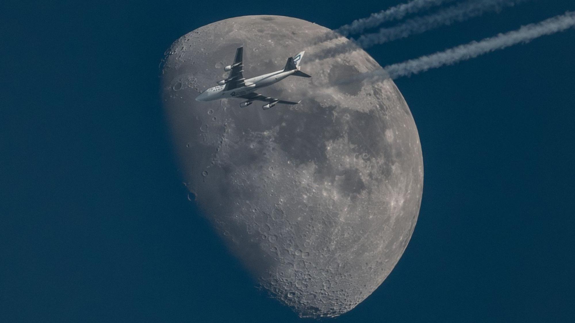 Mond mit Flugzeug