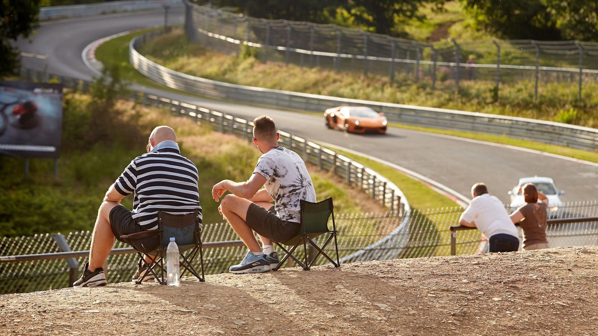 Zuschauer beobachtenam Parkplatz am Streckenabschnitt „Brunchen“ am Nürburgring bei Nürburg die Touristenfahrten (Archivfoto).