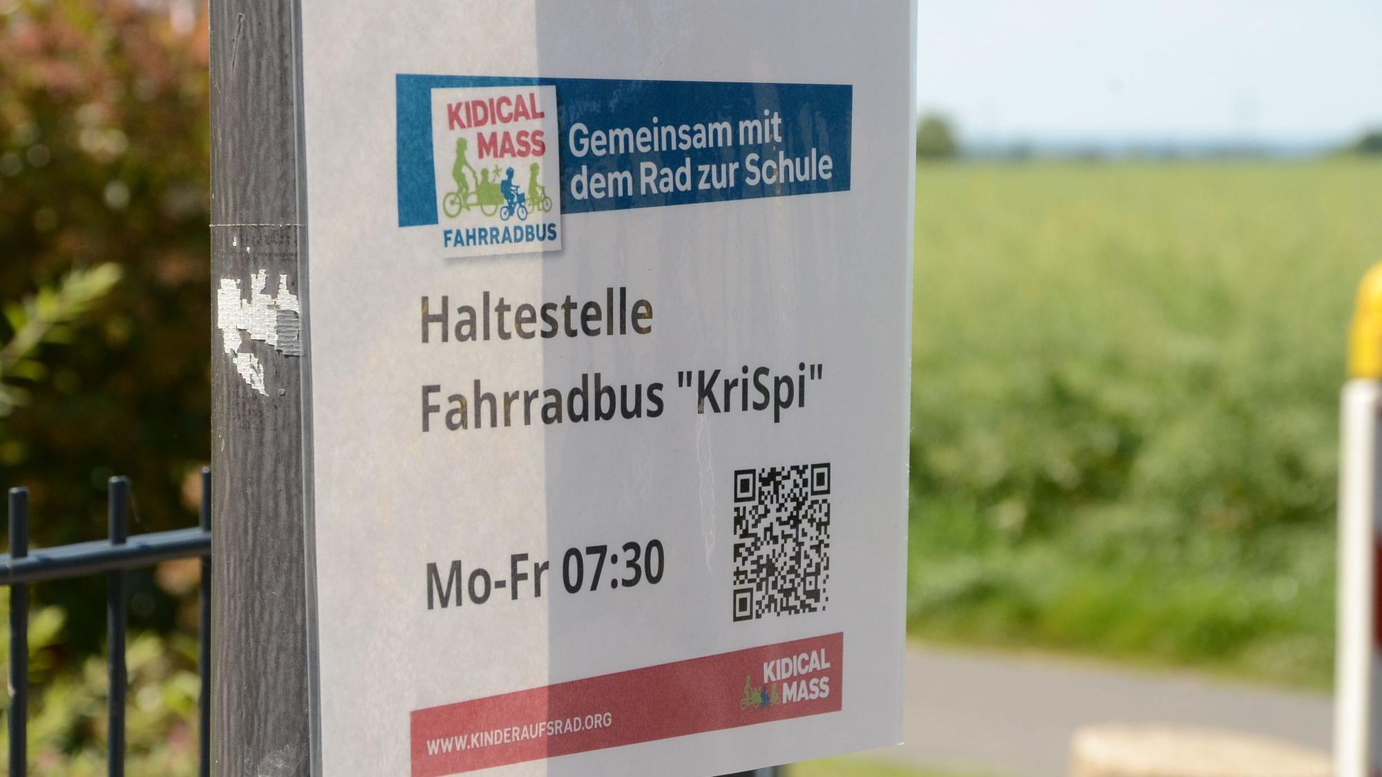 Ein laminiertes Papier mit der Aufschrift Haltestelle Fahrradbus KriSpi.