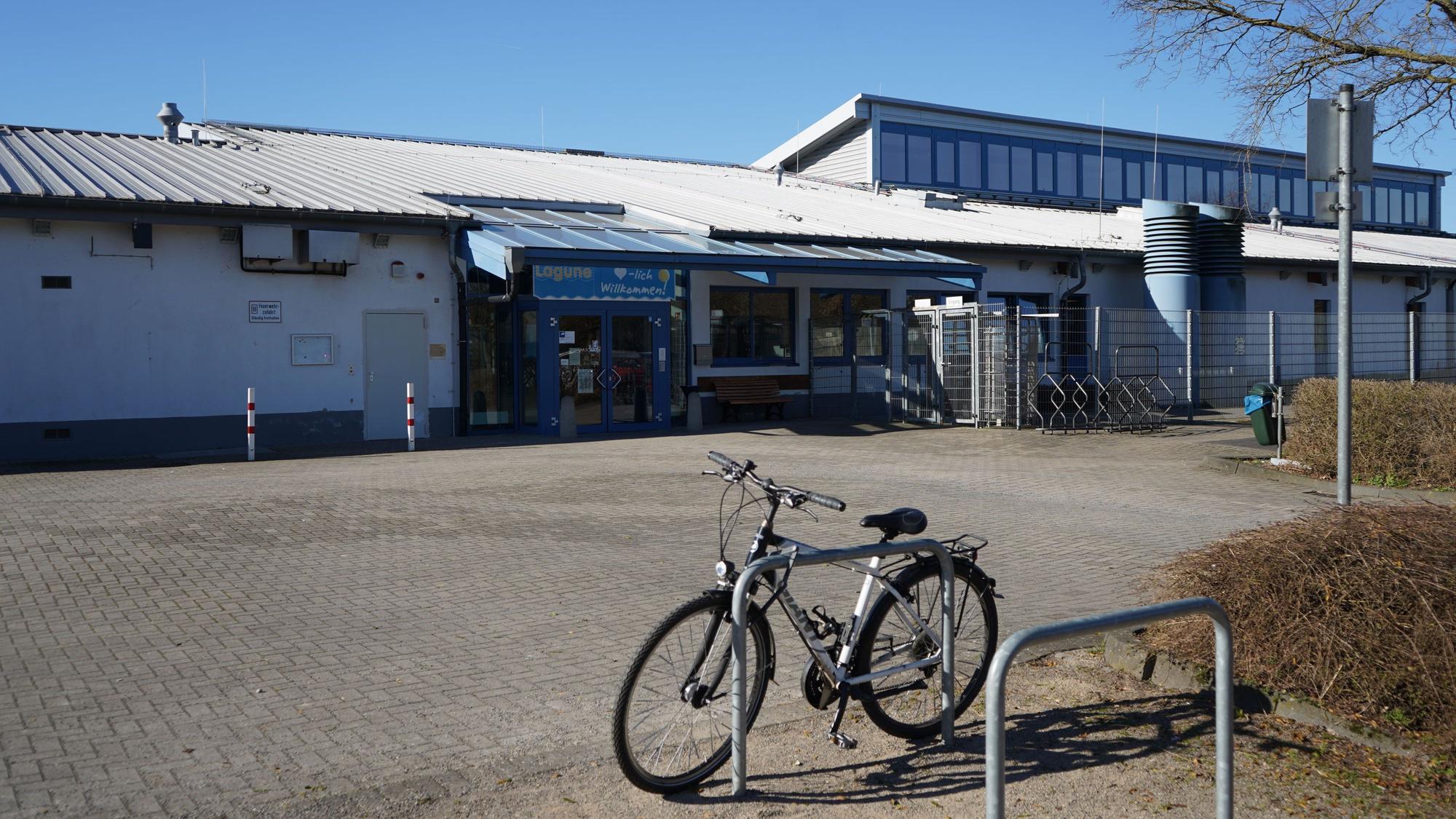 Das Foto zeigt die Kerpener Erftlagune, im Vordergrund steht ein Fahrrad.
