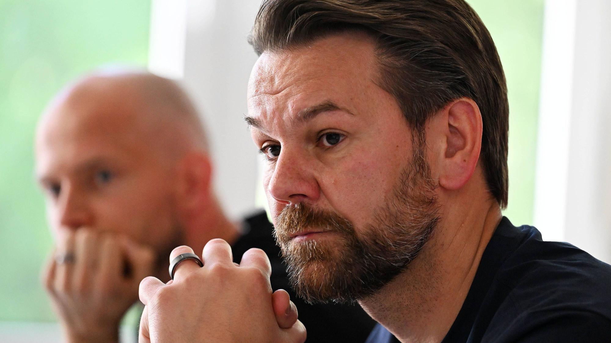 Thomas Kessler schaut an der Kamera vorbei.
