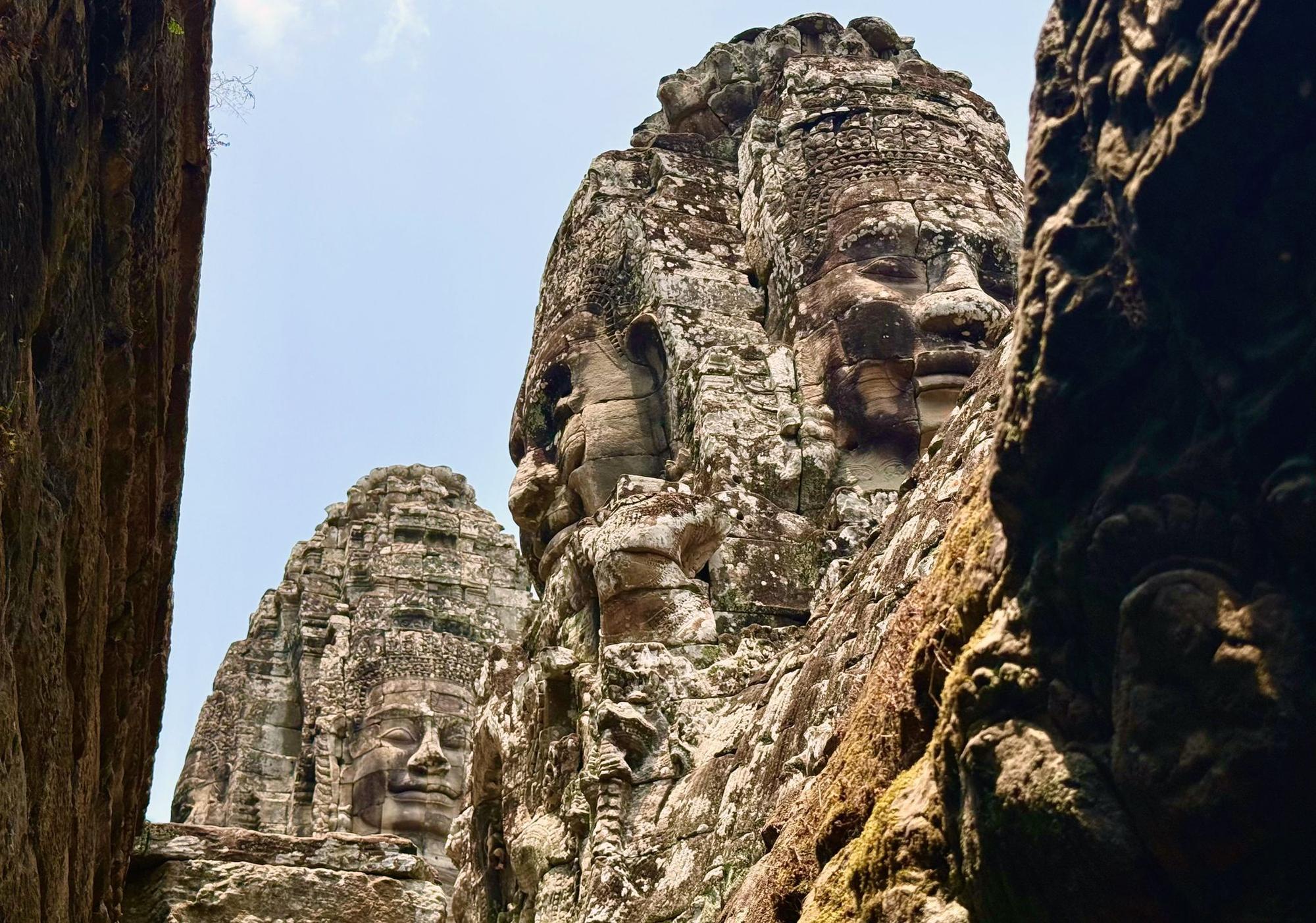 Aus Stein gemeißelten, lächelnden Gesichter am Tempel Bayon