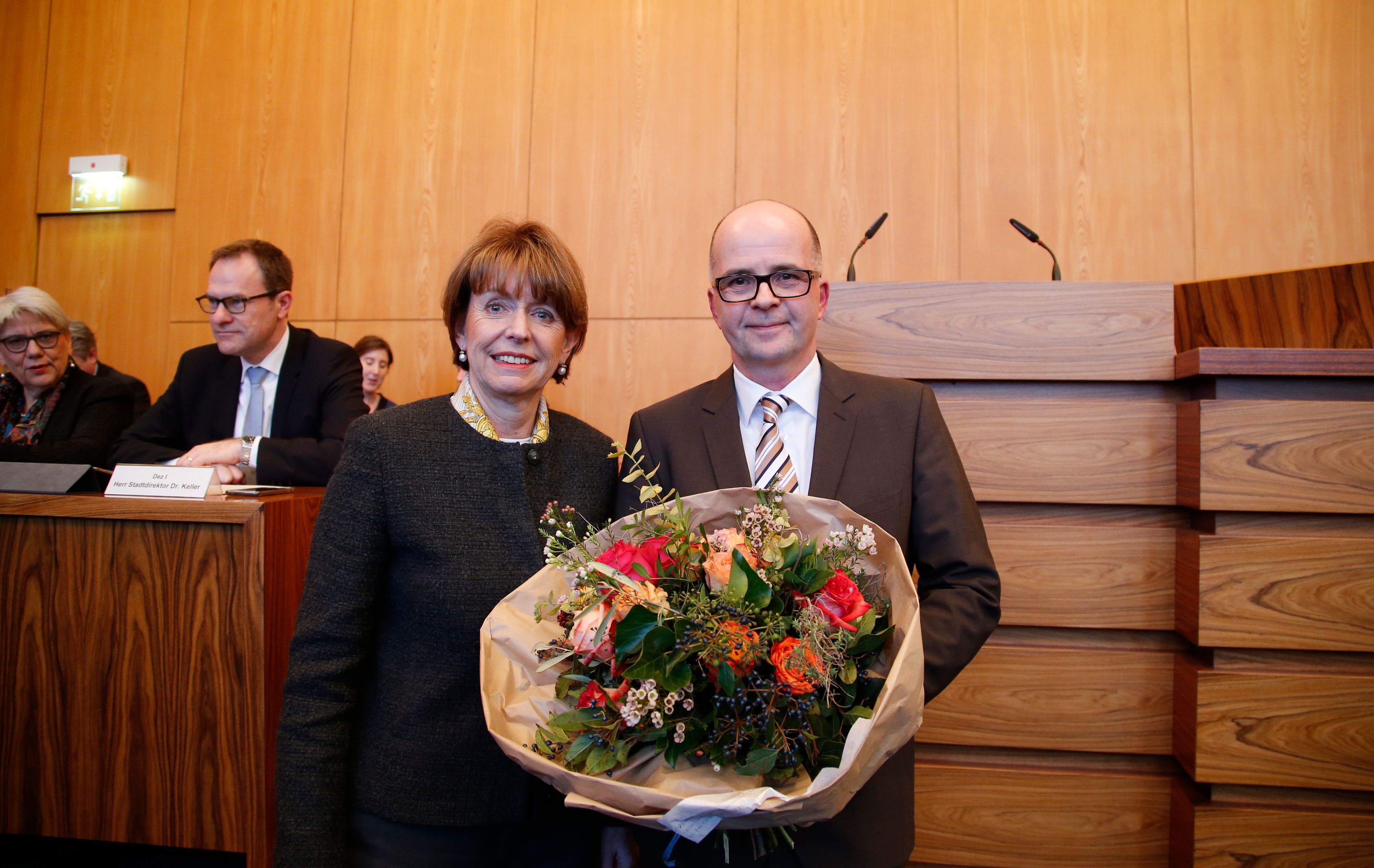 Im Jahr 2018 wählt der Rat Markus Greitemann zum Baudezernenten. Links die damalige OB Henriette Reker (parteilos).