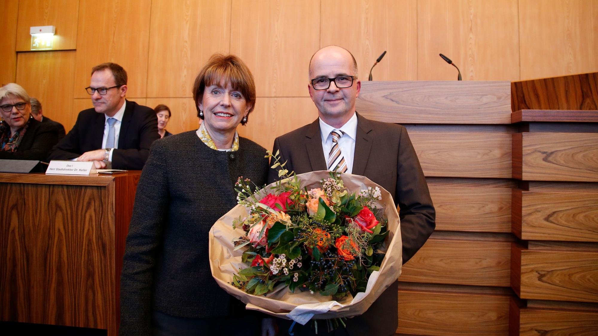 Im Jahr 2018 wählt der Rat Markus Greitemann zum Baudezernenten. Links die damalige OB Henriette Reker (parteilos).