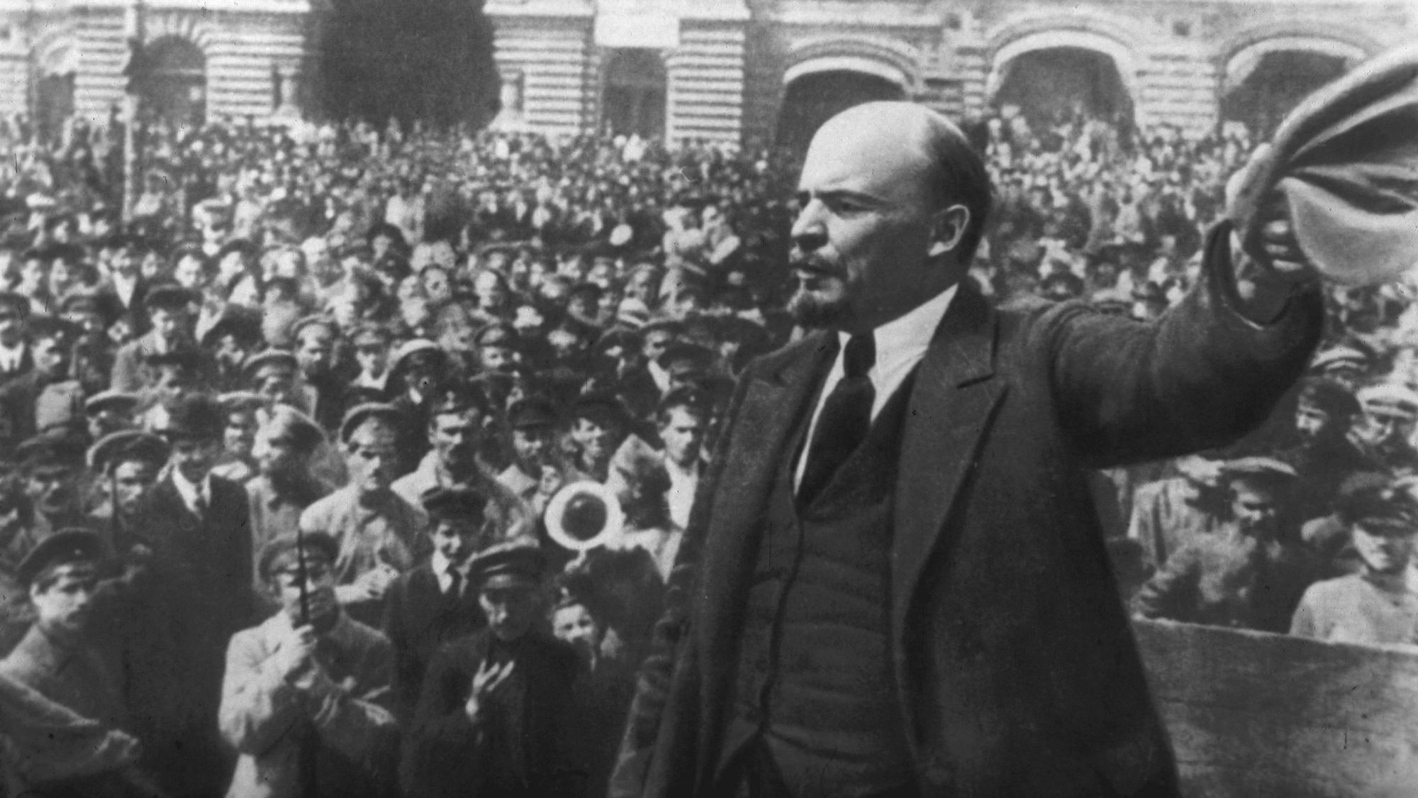 Lenin spricht 1917 zu den Massen.