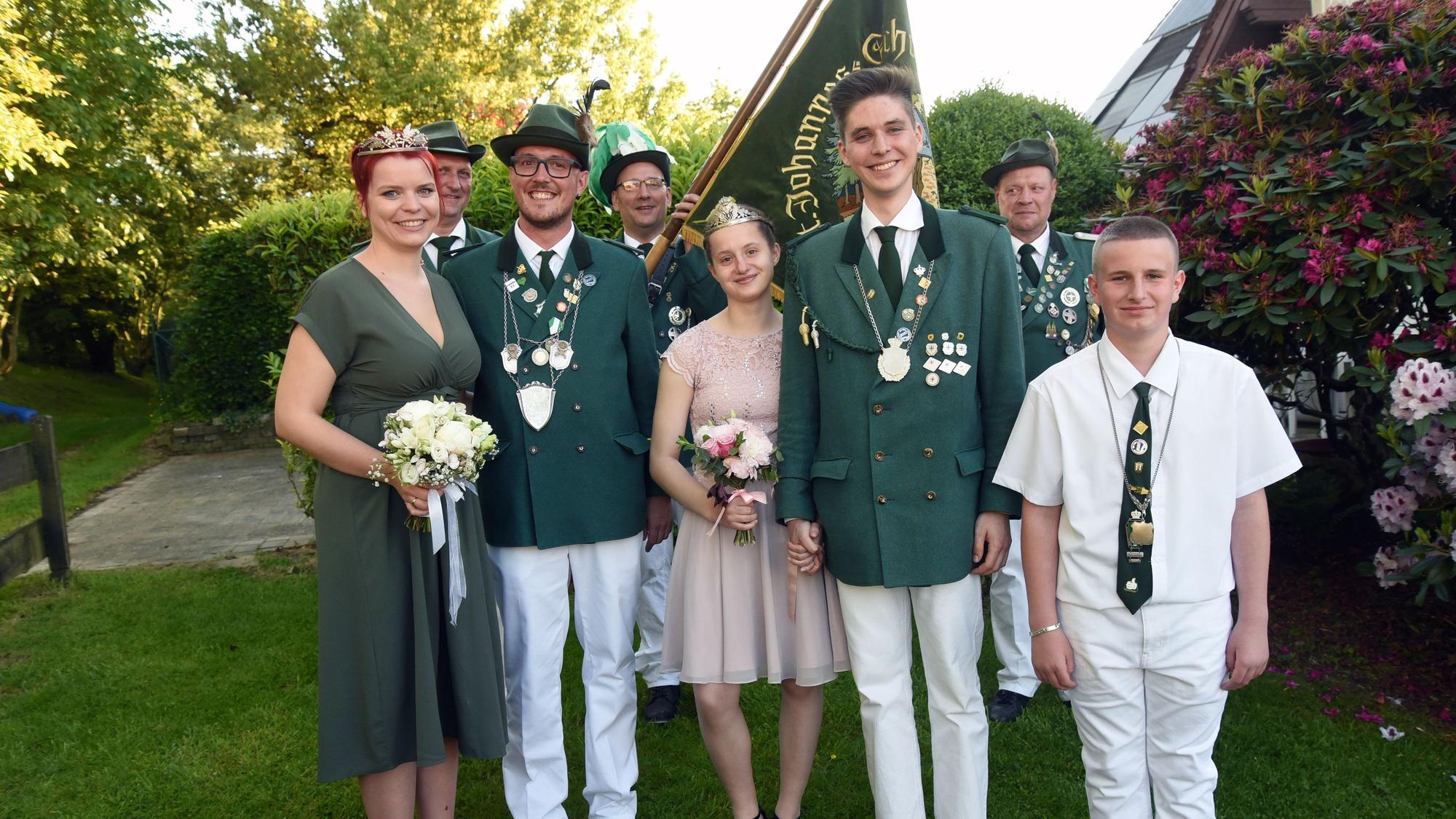 Das Königspaar Ronja und Sebastian Zink, Prinzessin Leonie Zipperer, Prinz Severin Kippels sowie Schülerprinz Nico Hüttl.