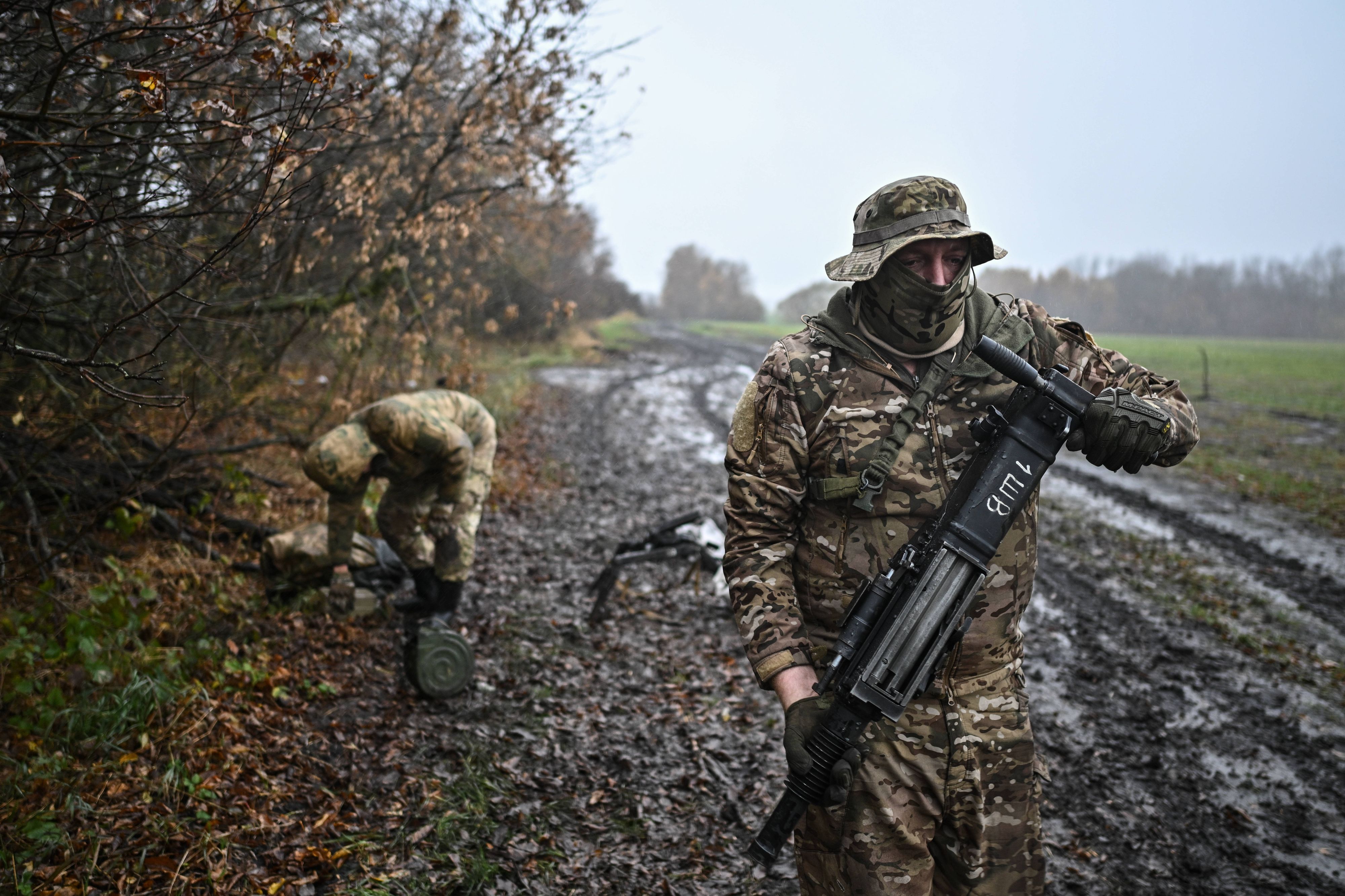 Russische Soldaten patrouillieren im Grenzgebiet in der Region Kursk. (Archivbild)