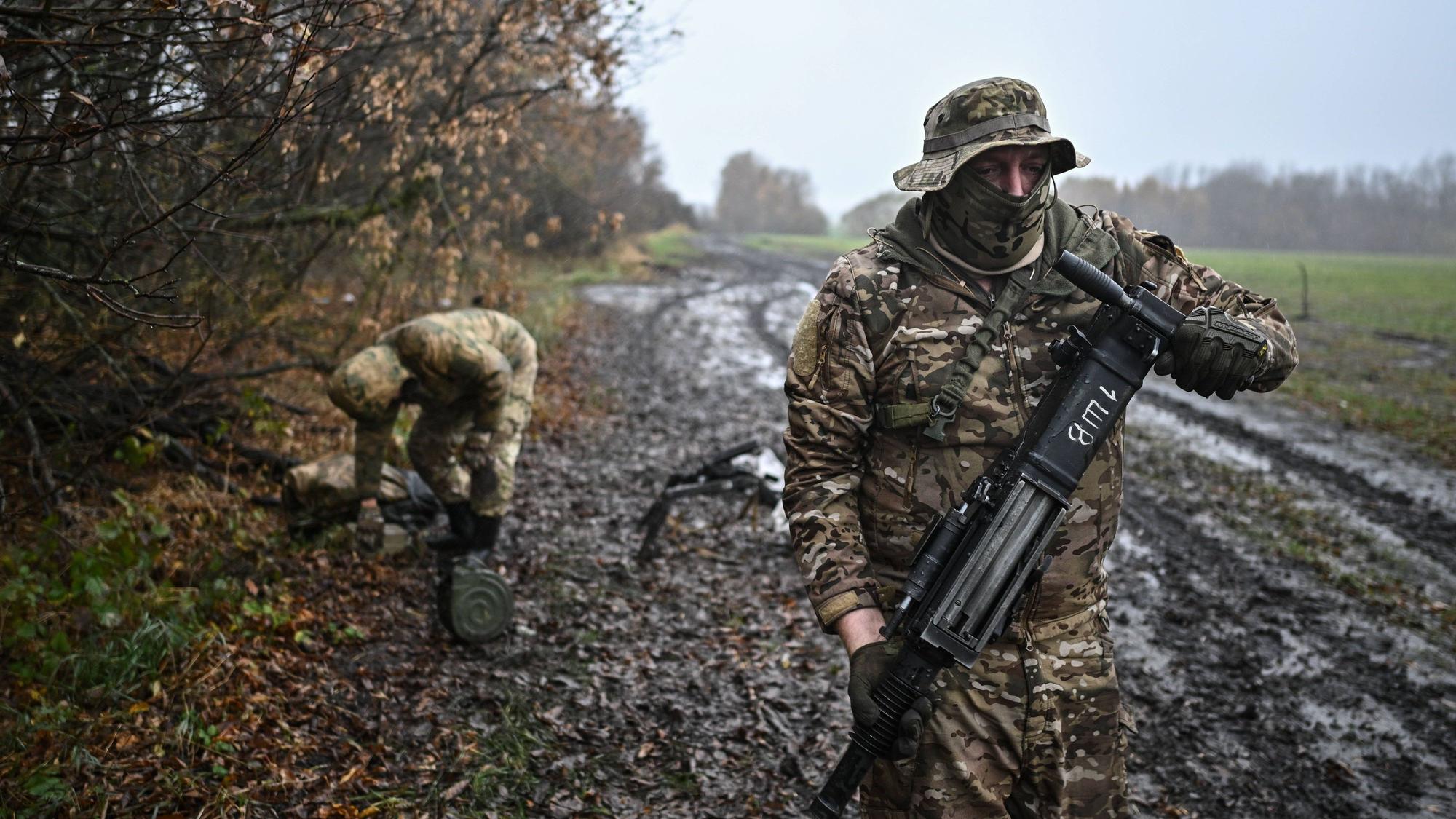 Russische Soldaten patrouillieren im Grenzgebiet in der Region Kursk. (Archivbild)