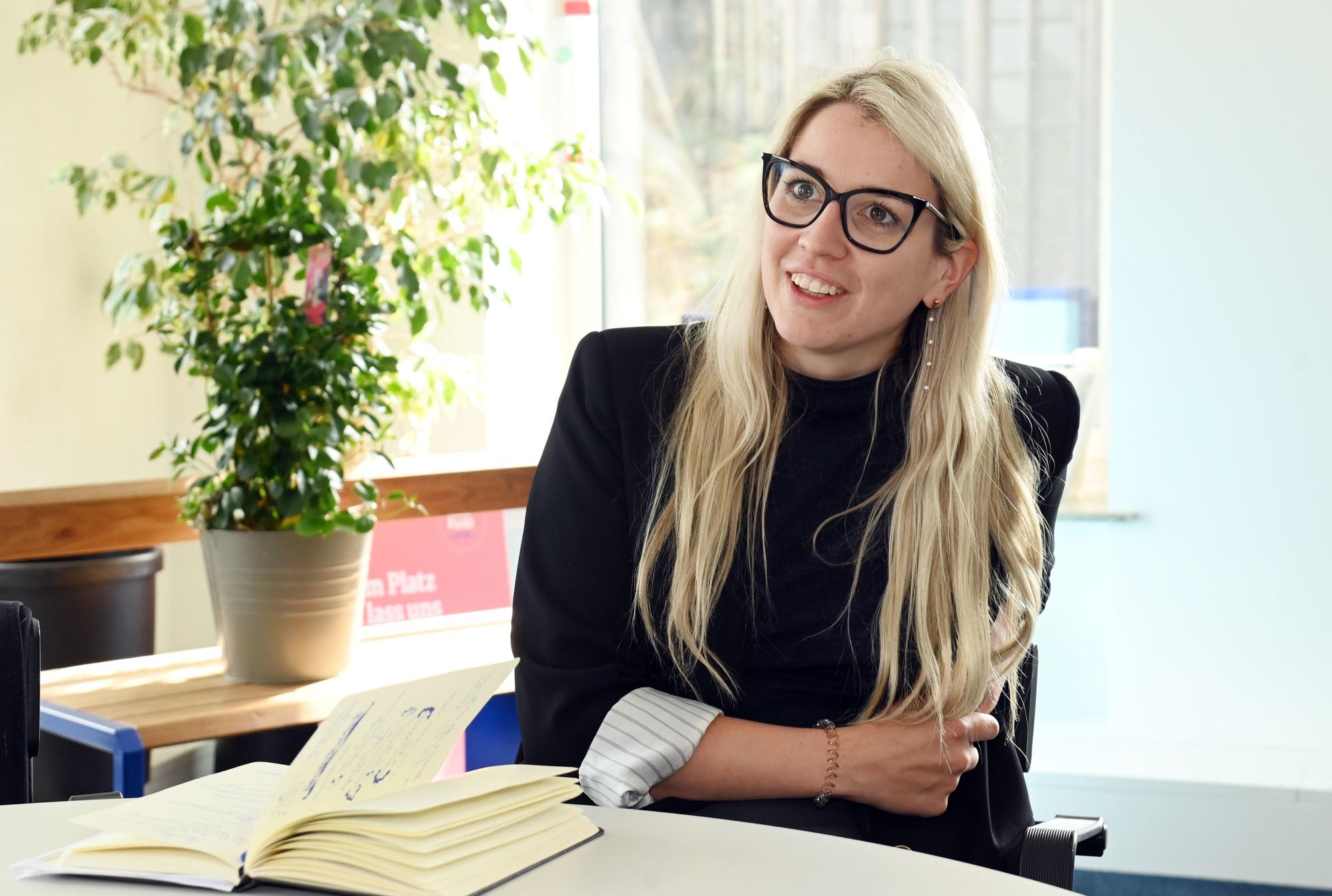 Die neue Leiterin des Domforums, Carolin Hostert-Hack, in ihrem Büro.
