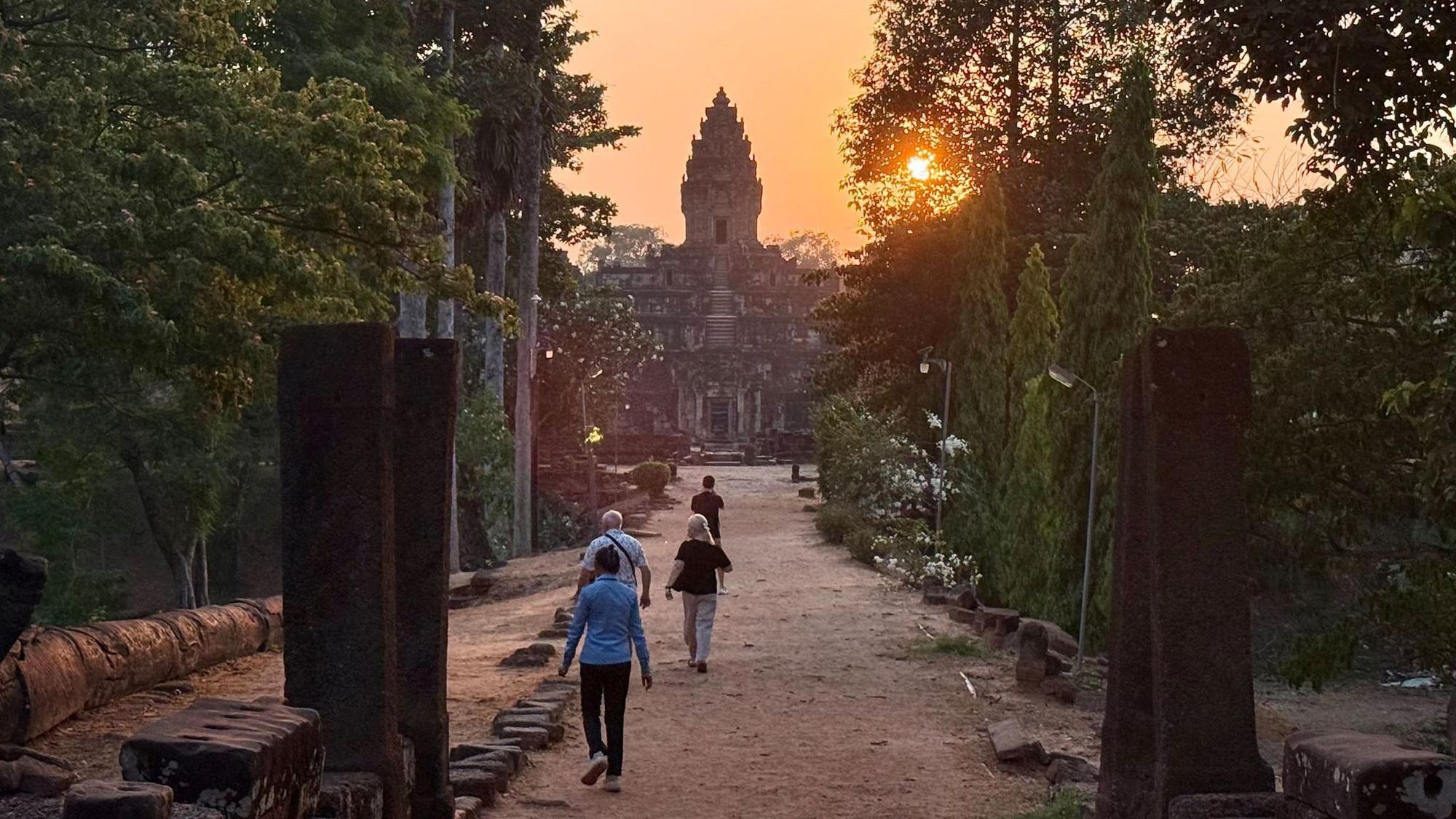 Einige wenige Touristen besuchen den Tempel Bakong, Kambodscha