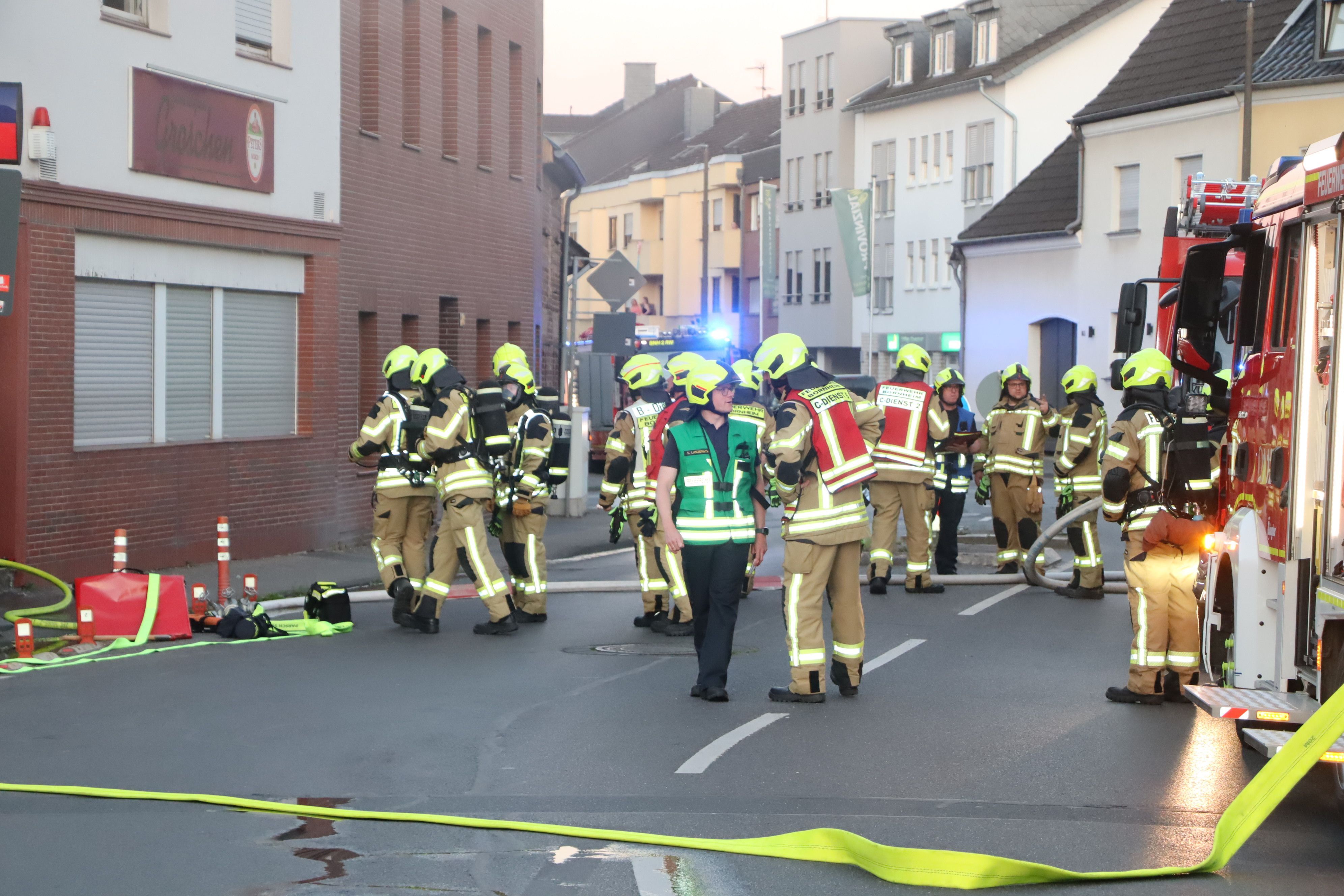 Einsatzkräfte der Feuerwehr in der Königstraße in Bornheim