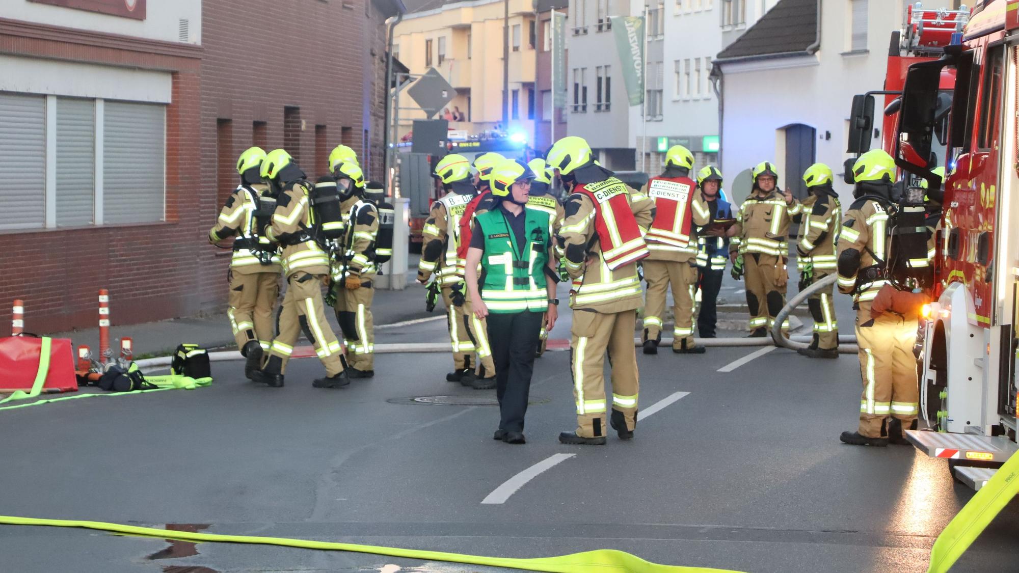 Einsatzkräfte der Feuerwehr in der Königstraße in Bornheim