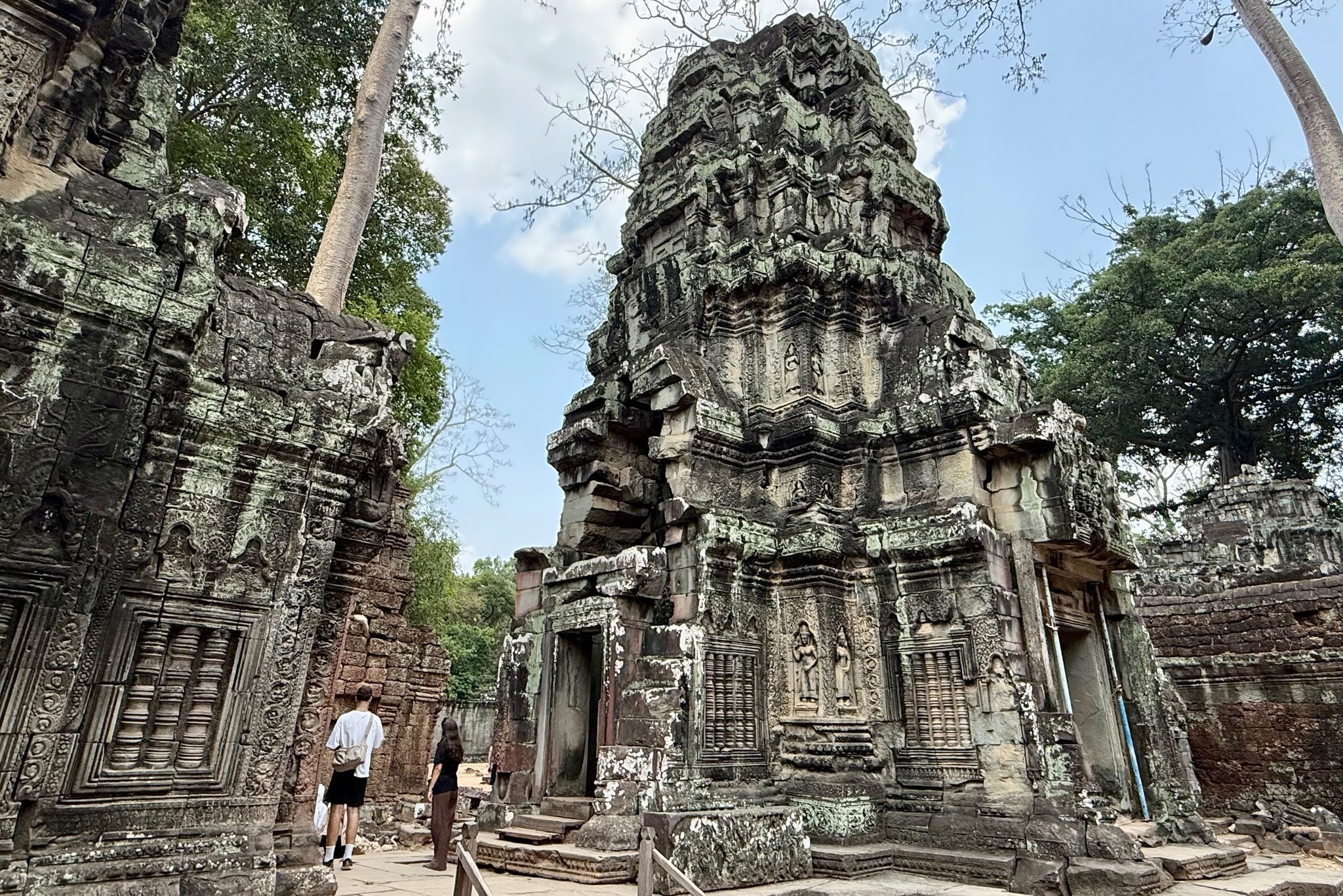 Touristen besuchen den Tempel Ta Prohm, Kambodscha