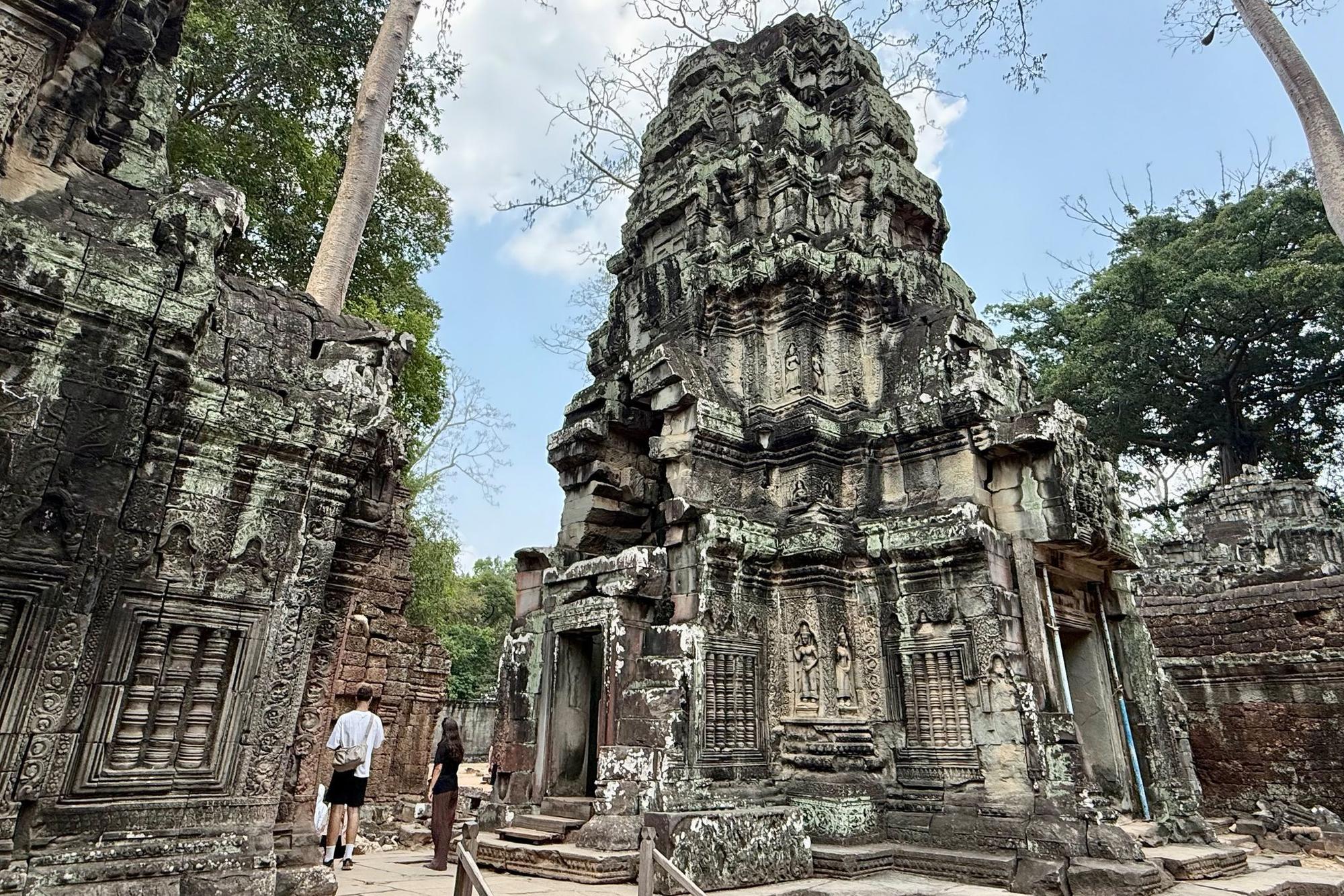 Touristen besuchen den Tempel Ta Prohm, Kambodscha