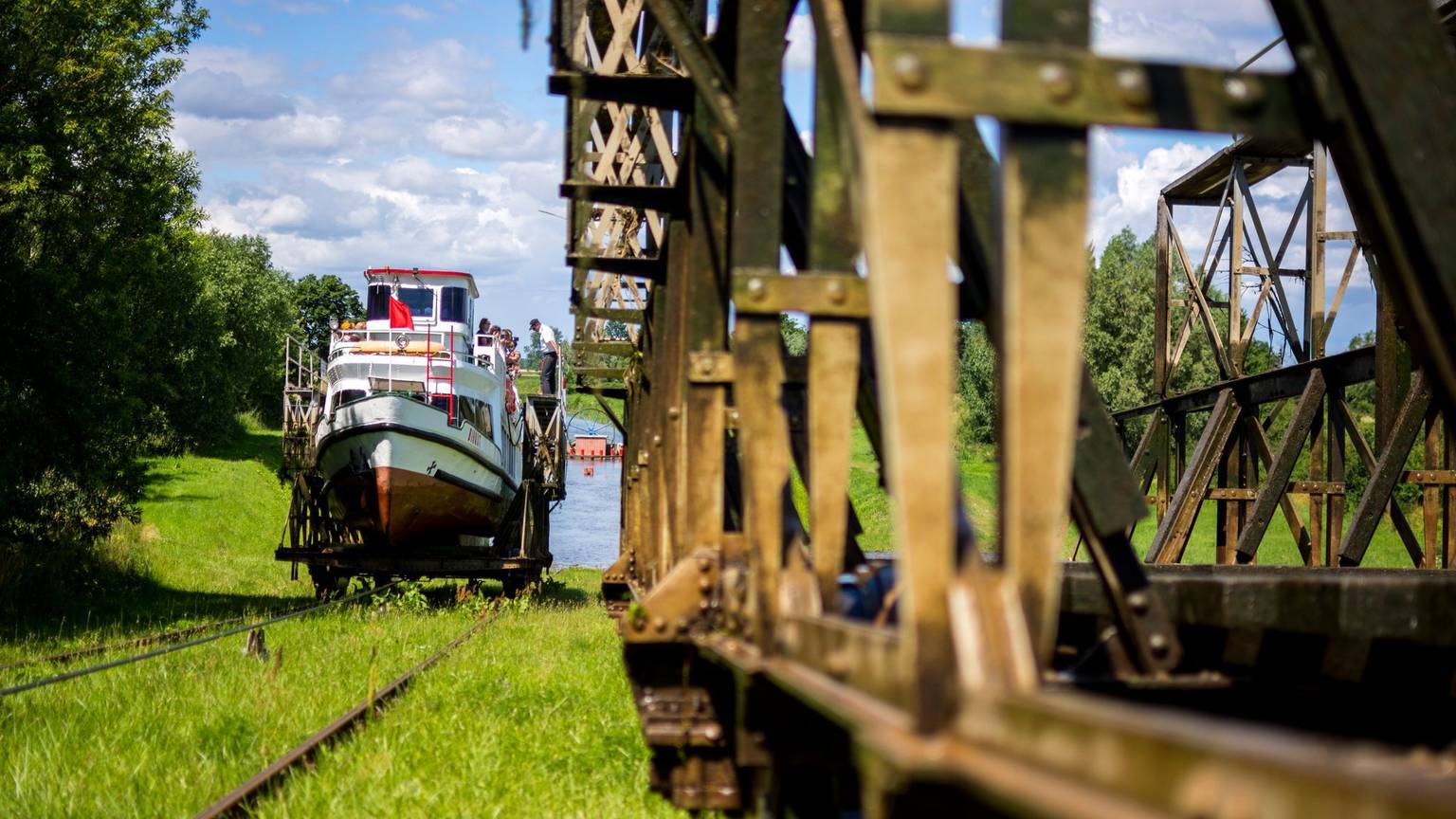 Schiff der Weißen Flotte auf Schienen