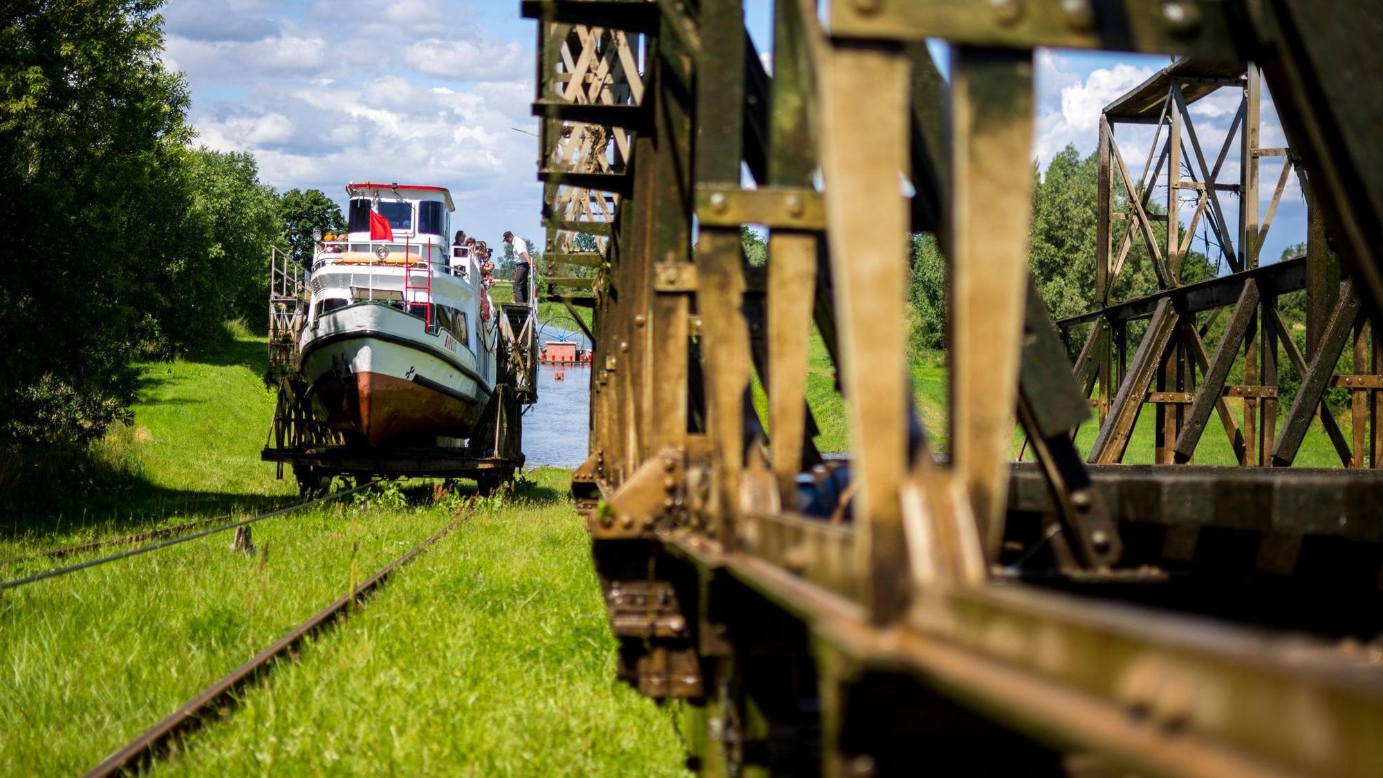 Schiff der Weißen Flotte auf Schienen