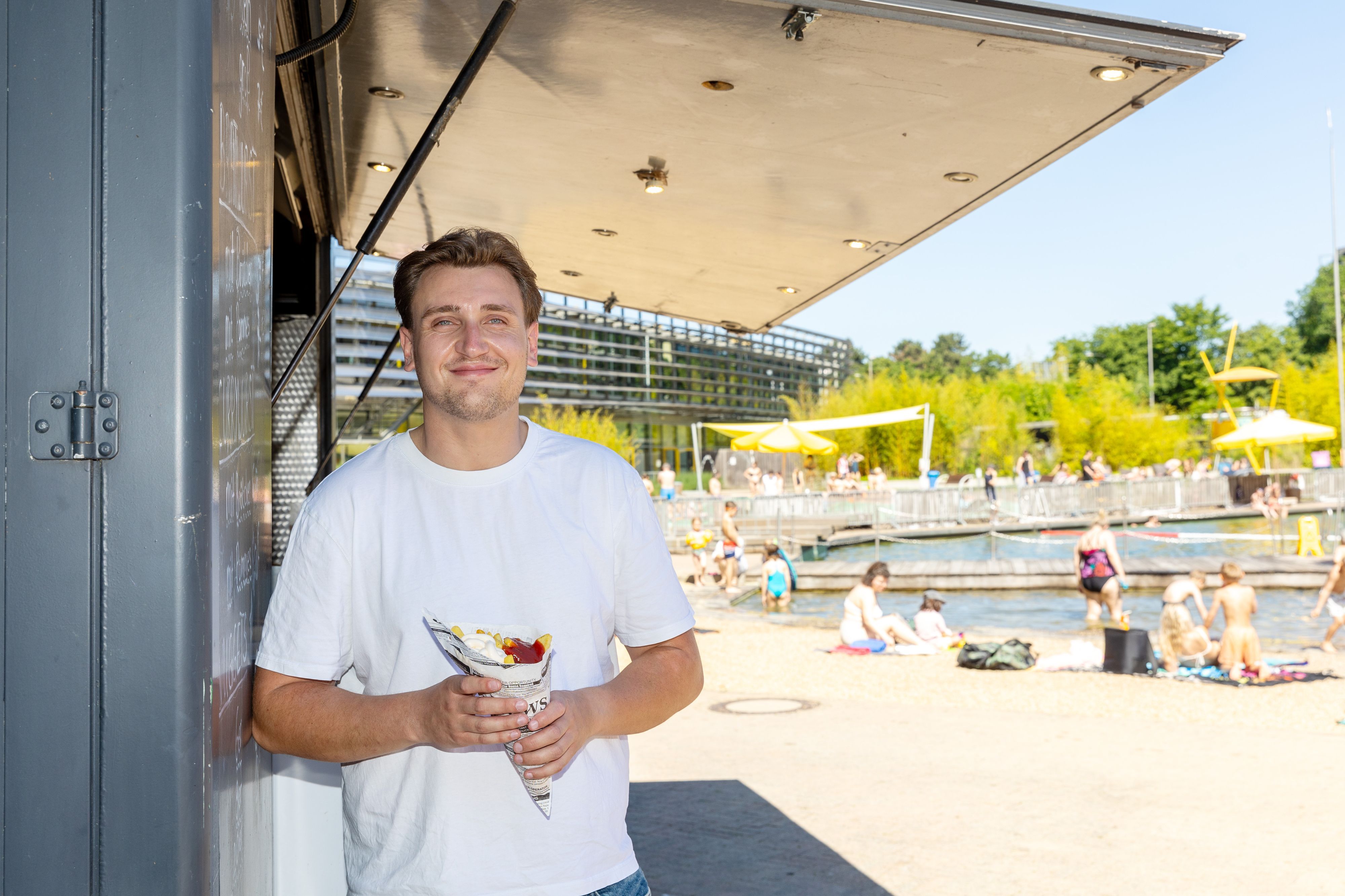 Dean Pütz vor dem Foodtruck, den er mit seinem Vater betreibt.