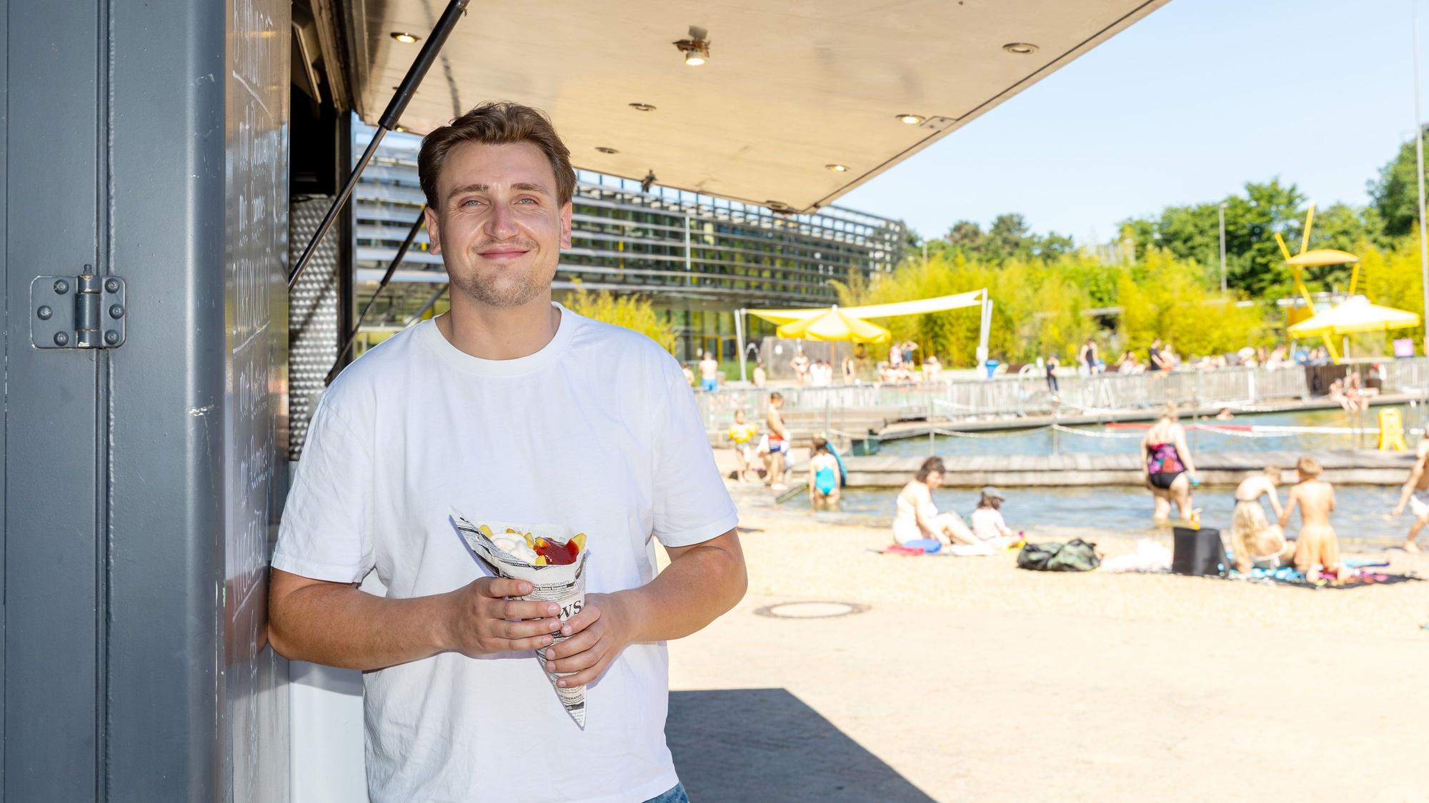 Dean Pütz vor dem Foodtruck, den er mit seinem Vater betreibt.