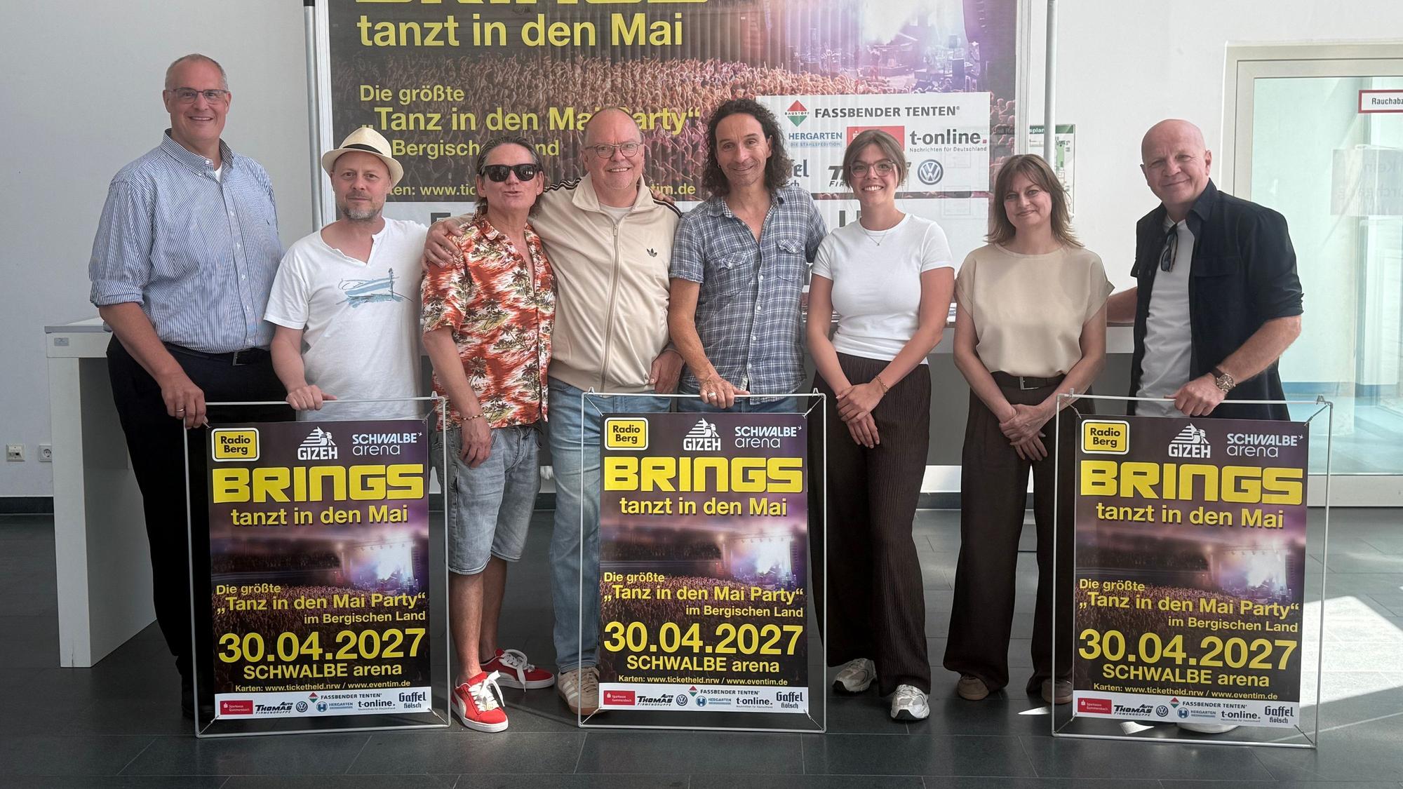 Stephan Brings und Mitspieler machen Werbung für ihr Konzert in der Schwalbe-Arena.